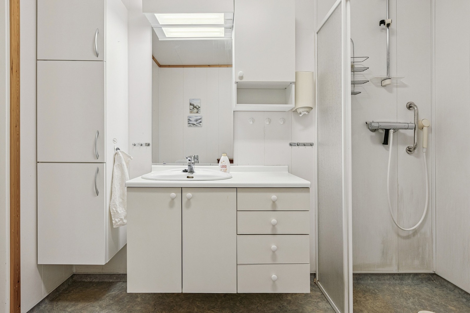 Romslig baderomsinnredning Galleribilde