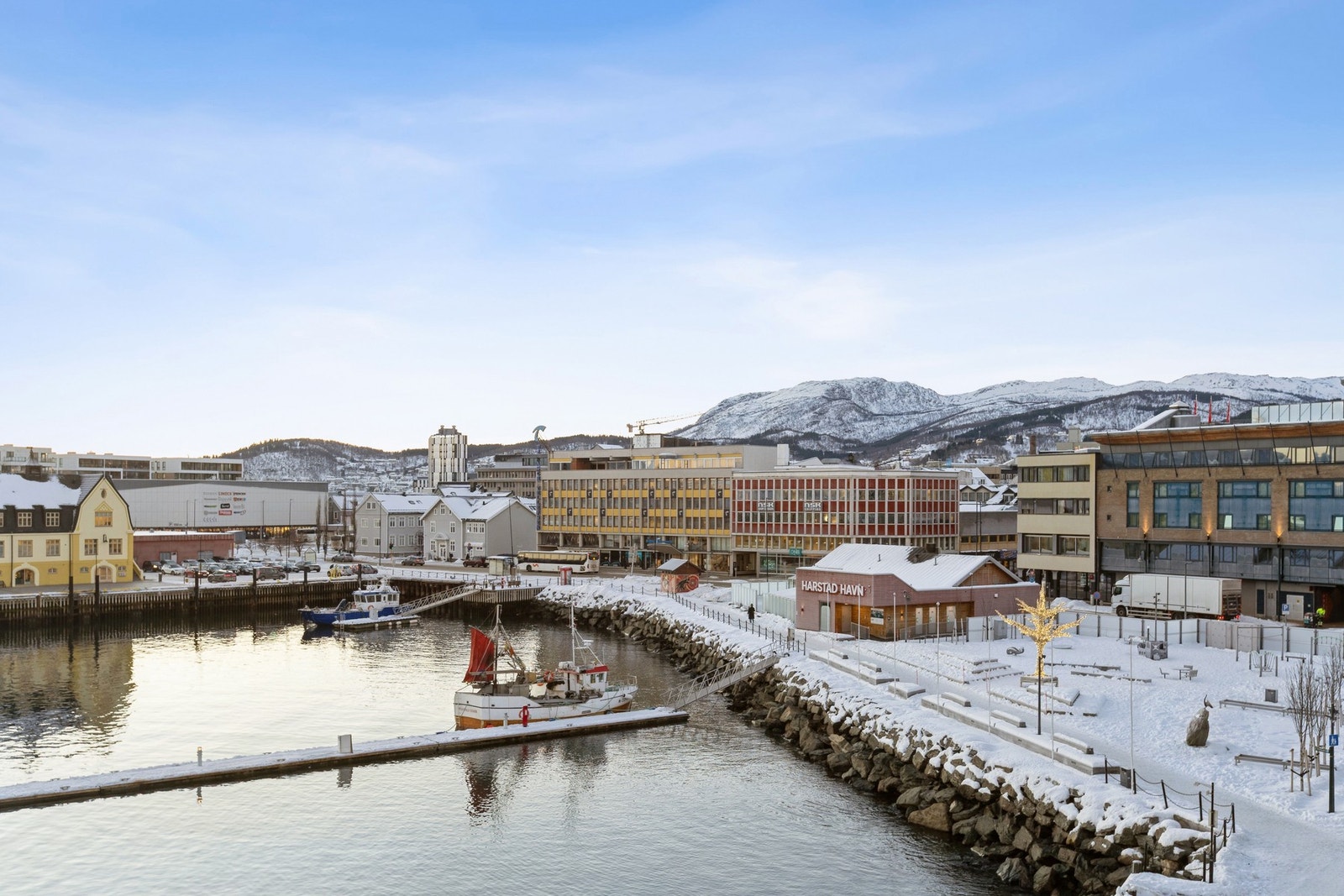 Her bor du med umiddelbar nærhet til sentrum og kaikanten, med kort vei til kaféer, butikker, servicetilbud og byens øvrige fasiliteter Galleribilde