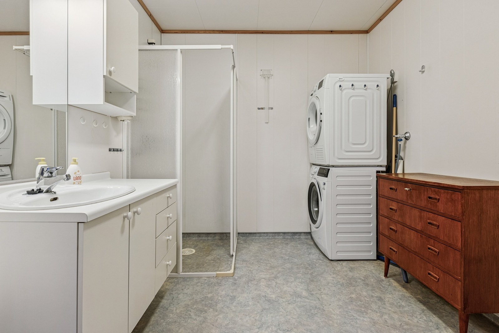 Badet med varmekabler - hvitevarene følger med Galleribilde