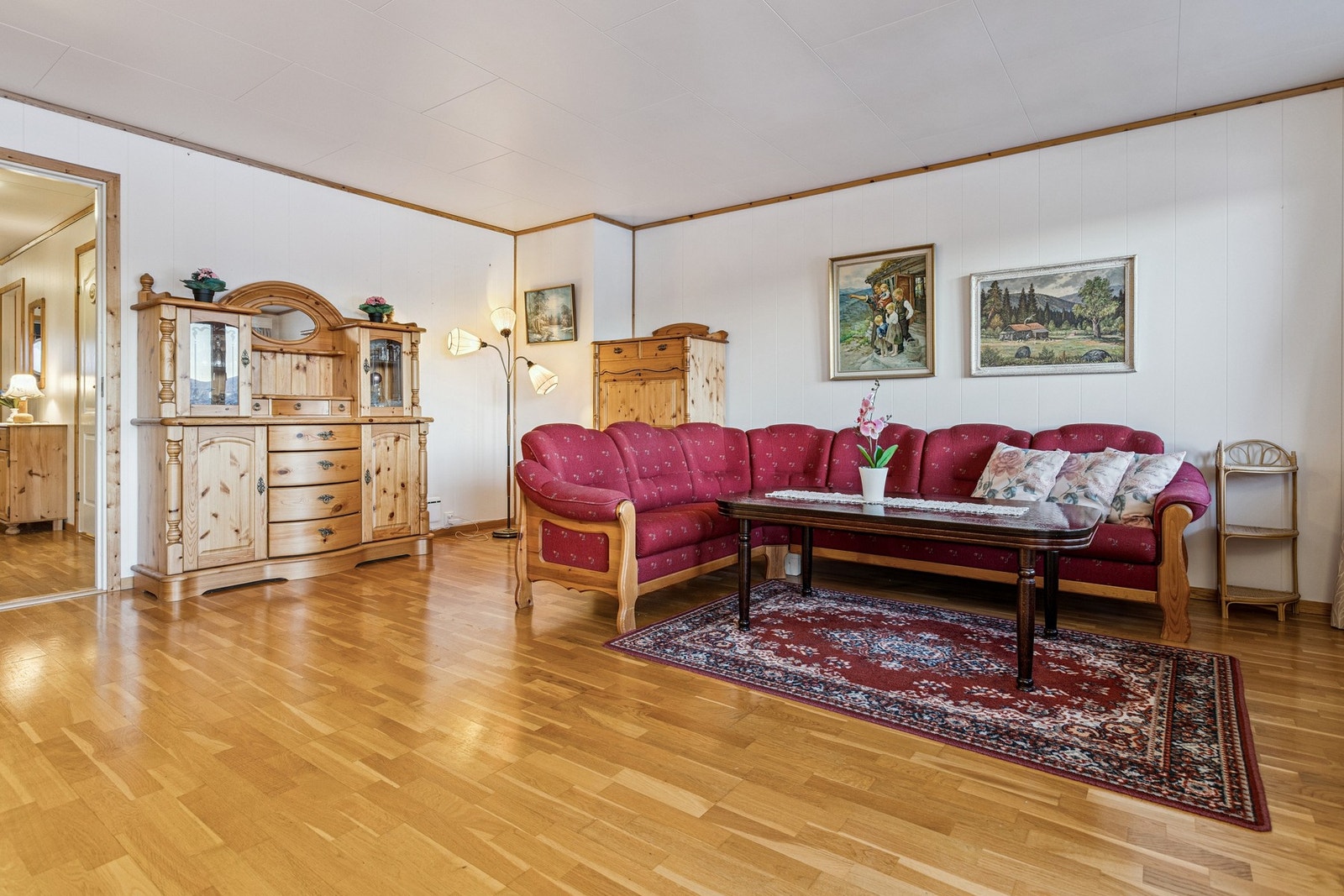 Lys og innbydende stue med parkett på gulvet Galleribilde