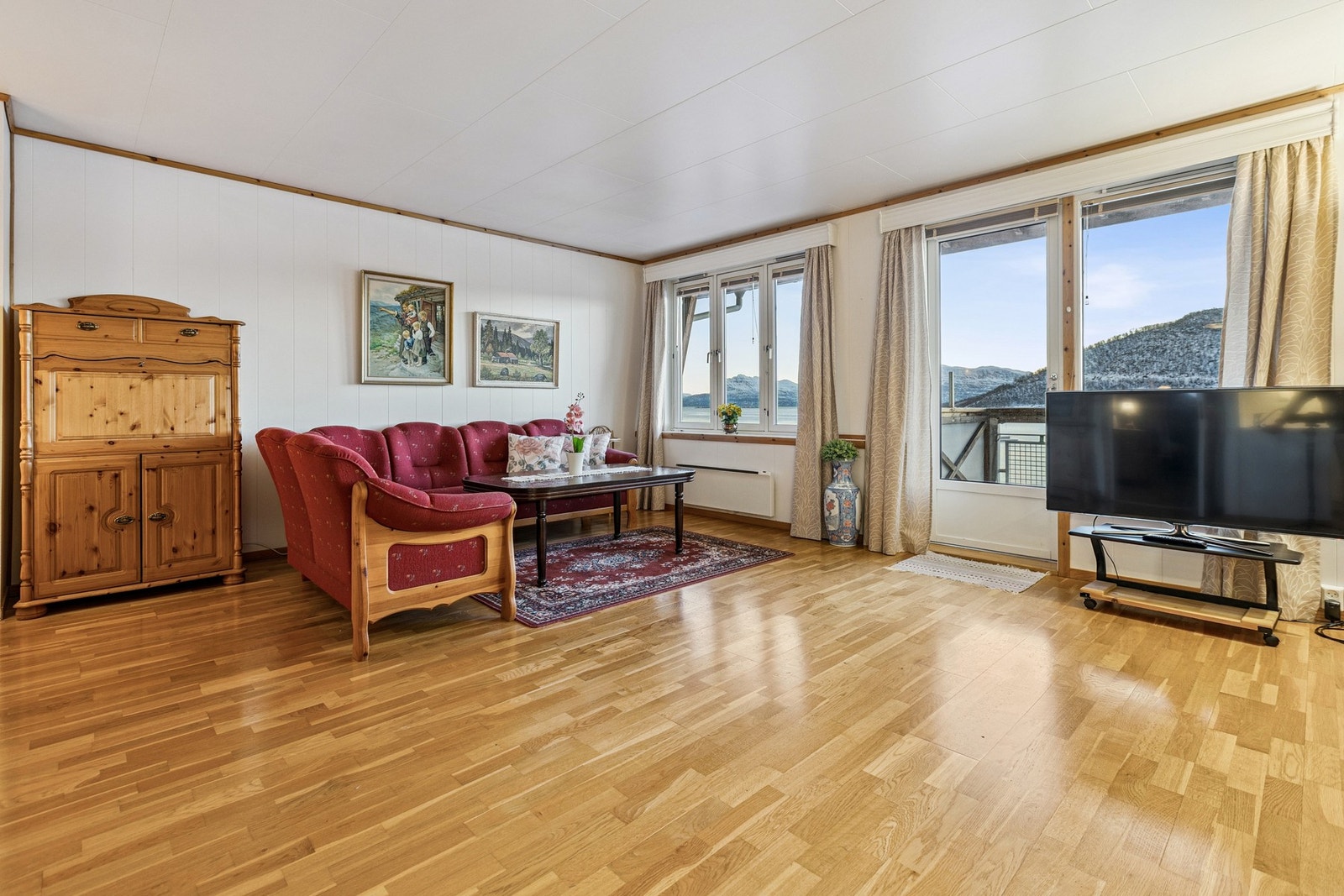 Mye naturlig lys, samt utgang til balkong også med nydelig havutsikt Galleribilde