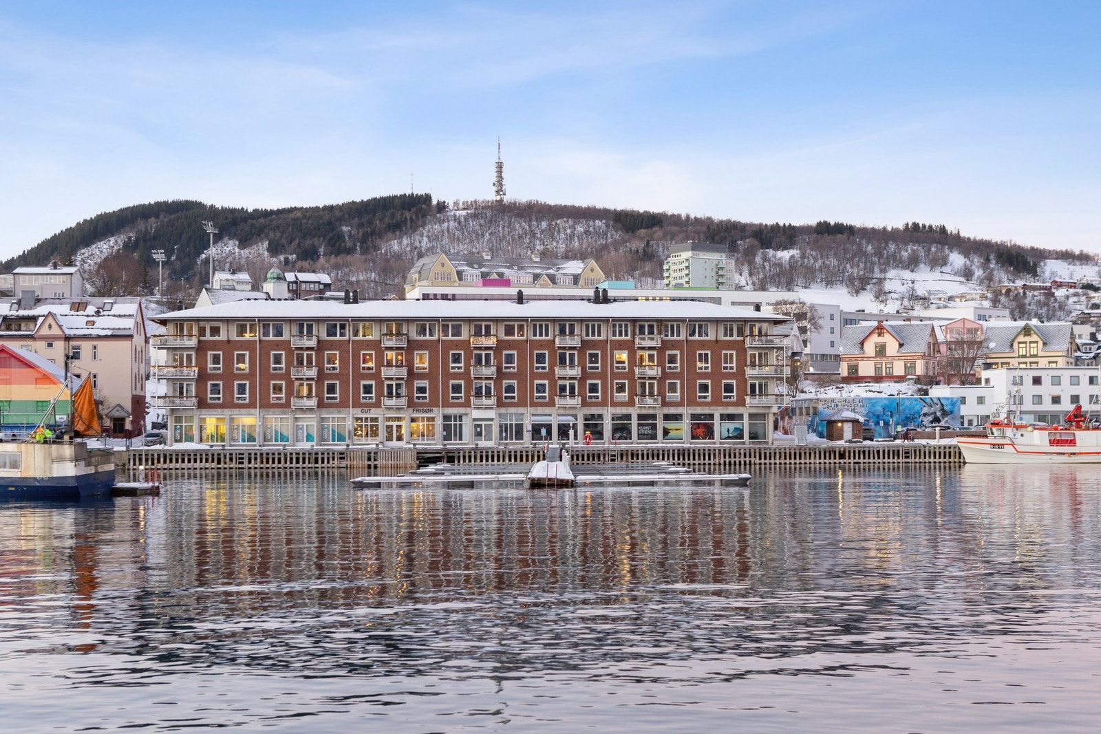 Leiligheten i Havnepromenaden 47 ligger svært sentralt, helt nede ved sjøfronten i Harstad Galleribilde