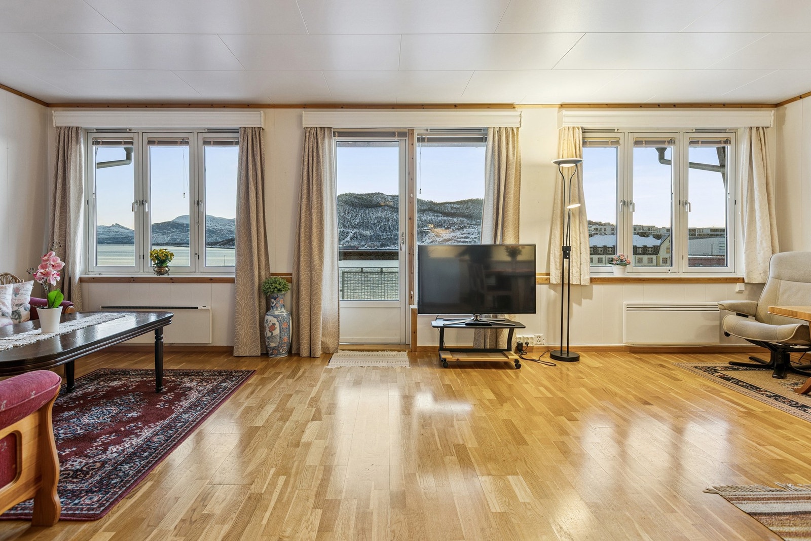 Det er gode møbleringsmuligheter i stua Galleribilde