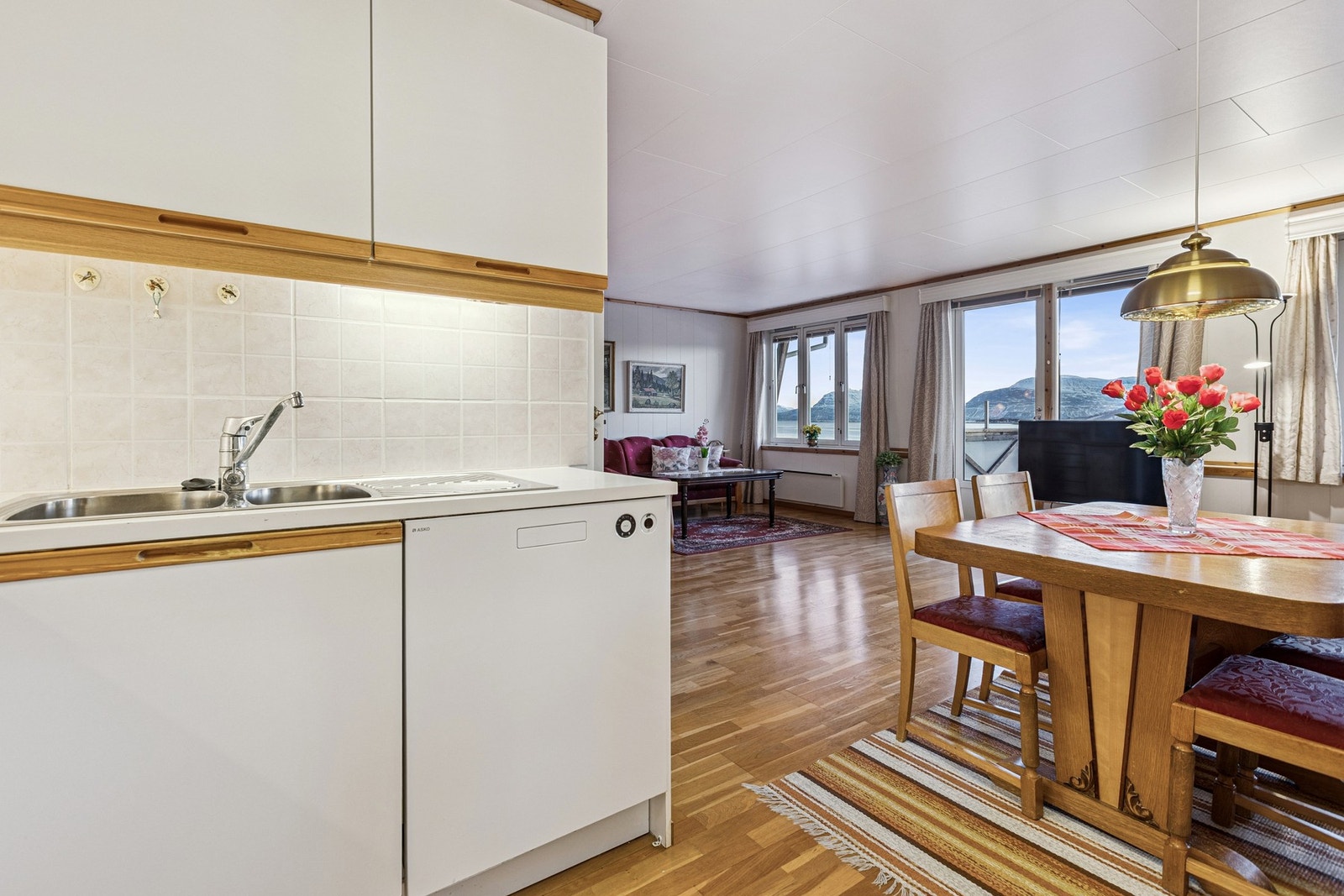 Meget praktisk med nærhet til spisebordet Galleribilde