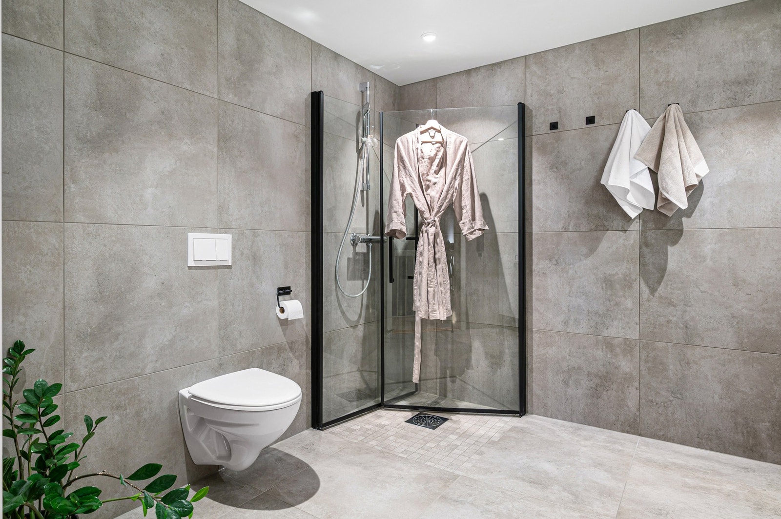 Her har man bl.a vegghengt WC, 2 stk dusjdører i glass, servant på underskap, speil og sideskap. Galleribilde