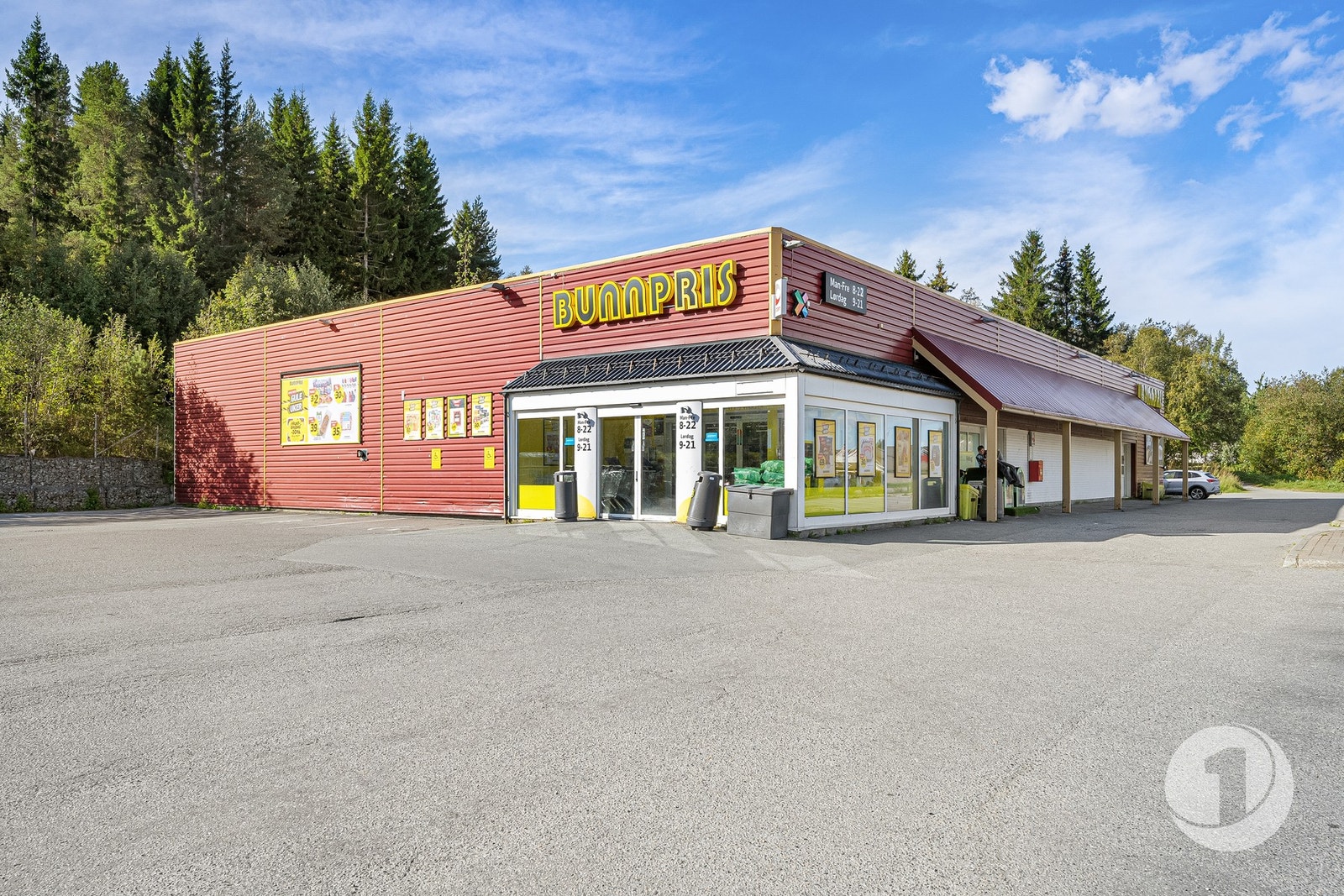 Nærbutikken Bunnpris ligger på Vikåsen (ca. 1,6km fra boligen). Galleribilde