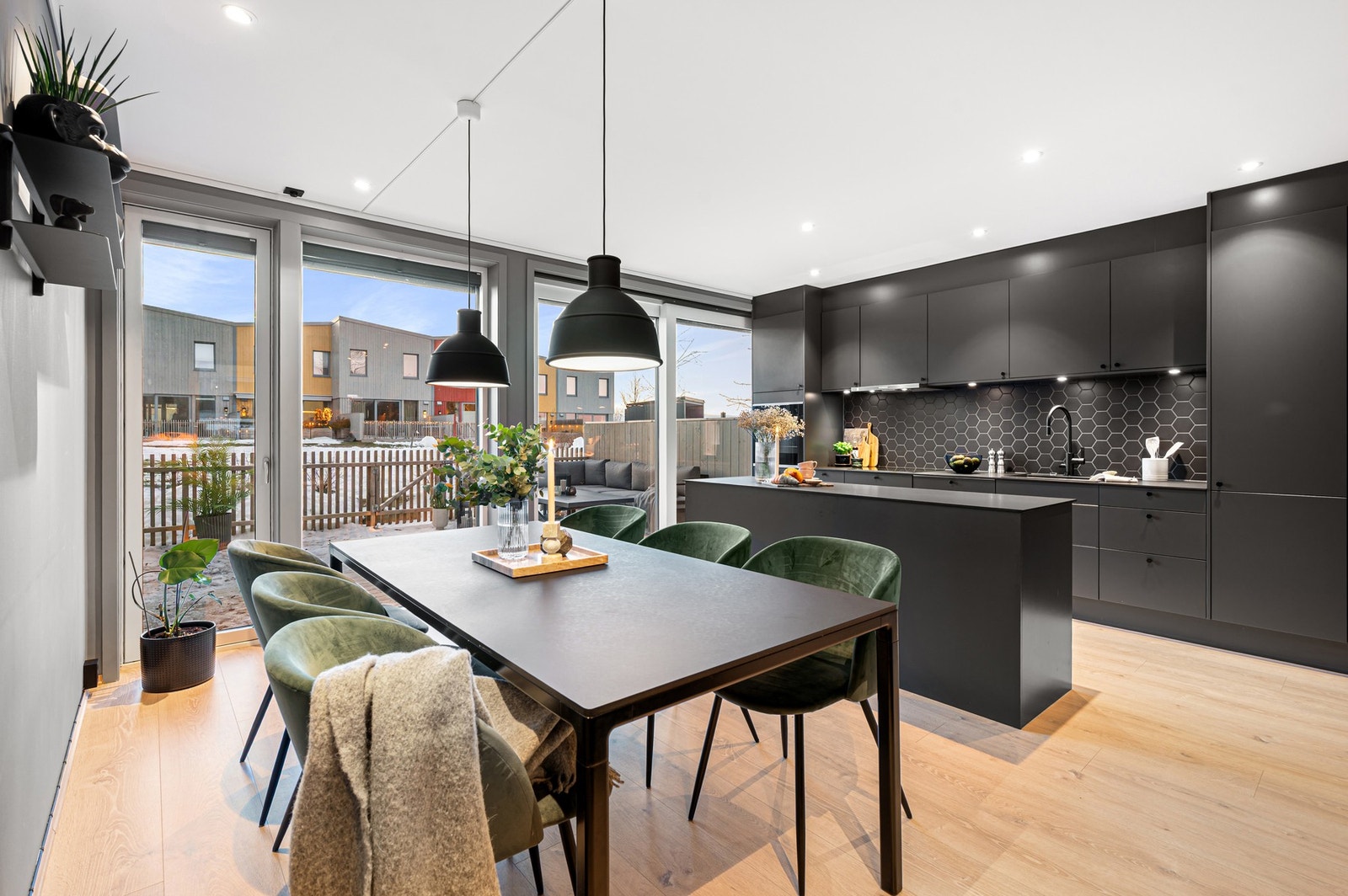 Moderne og stilrent kvalitetskjøkken fra Sigdal med mye skap- og benkeplass. Galleribilde