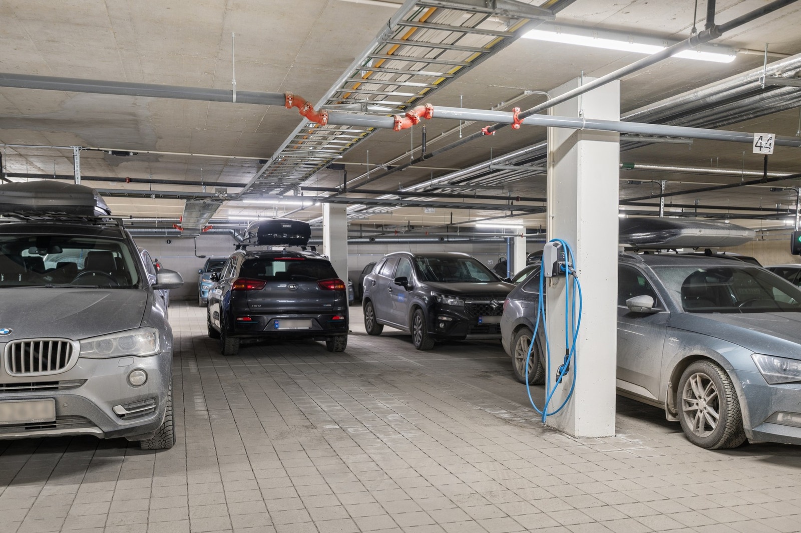 Parkering i felles P-kjeller med elbil-lader. Galleribilde