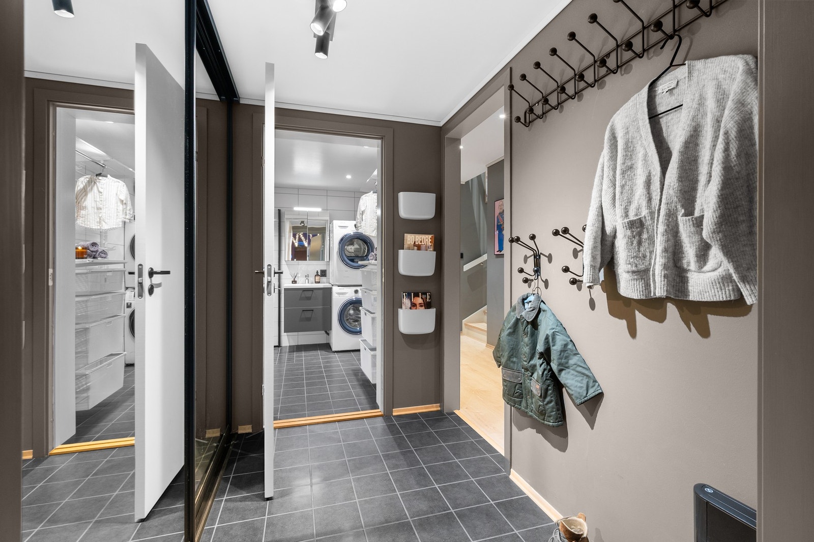 Innbydende inngangsparti med varme i gulv. Galleribilde