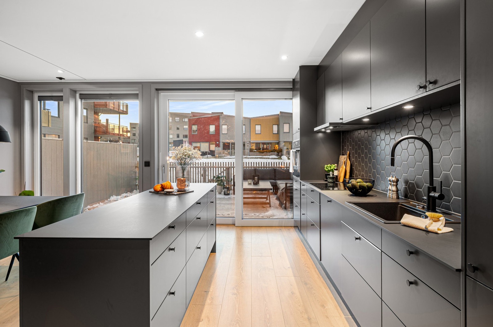 Kjøkkenet har integrerte hvitevarer og en praktisk kjøkkenøy - et flott samlingspunkt i hjemmet. Galleribilde