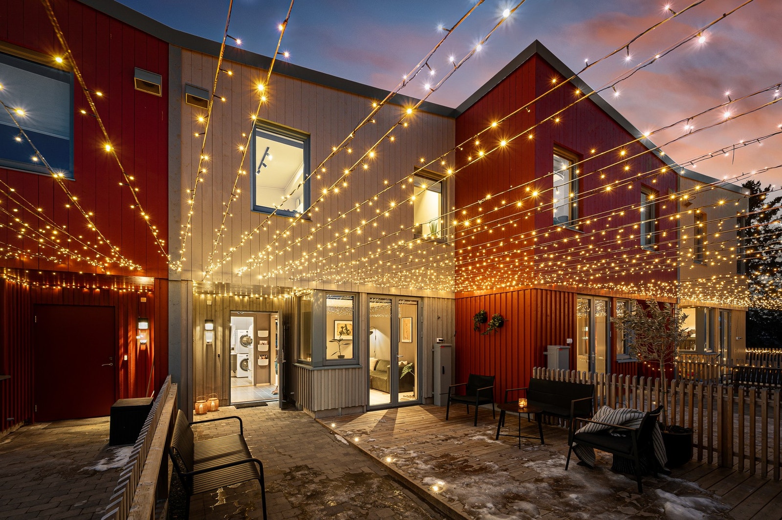 Nå har du muligheten til å sikre deg et svært velholdt og oppgradert rekkehus - oppført så sent som i 2021. Galleribilde