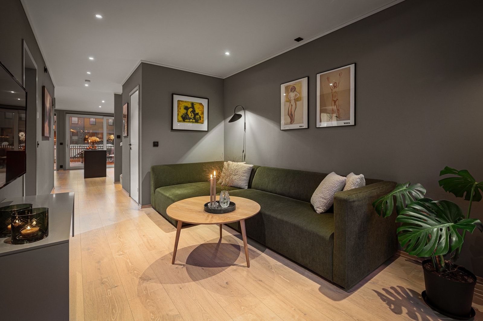 På stuen har man god plass til sittegruppe, stue- og TV-bord. Galleribilde