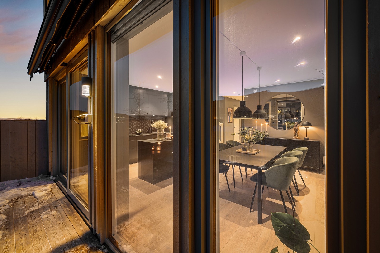 Store vindusflater som slipper inn rikelig med naturlig lys. Vinduer og skyvedør mot vest har måltilpassede plissegardiner og elektrisk markise. Galleribilde