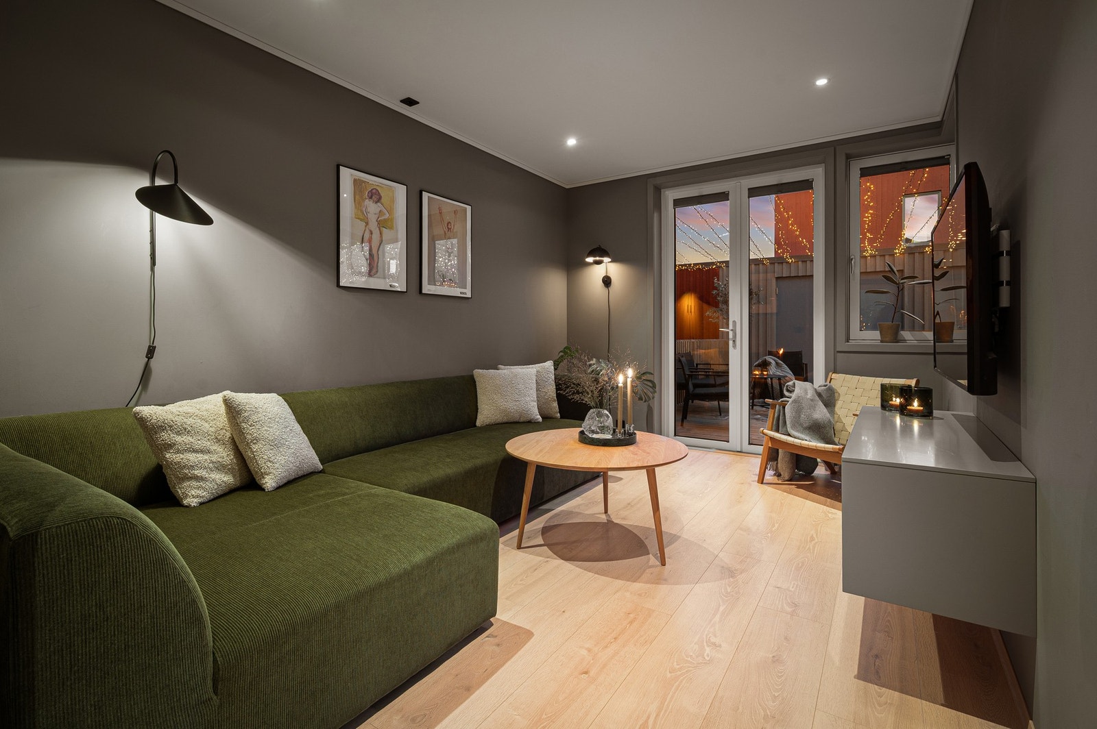 Belysningen i rekkehuset er i all hovedsak downlights og stikk er oppgradert til Elko Plus i sort. Galleribilde