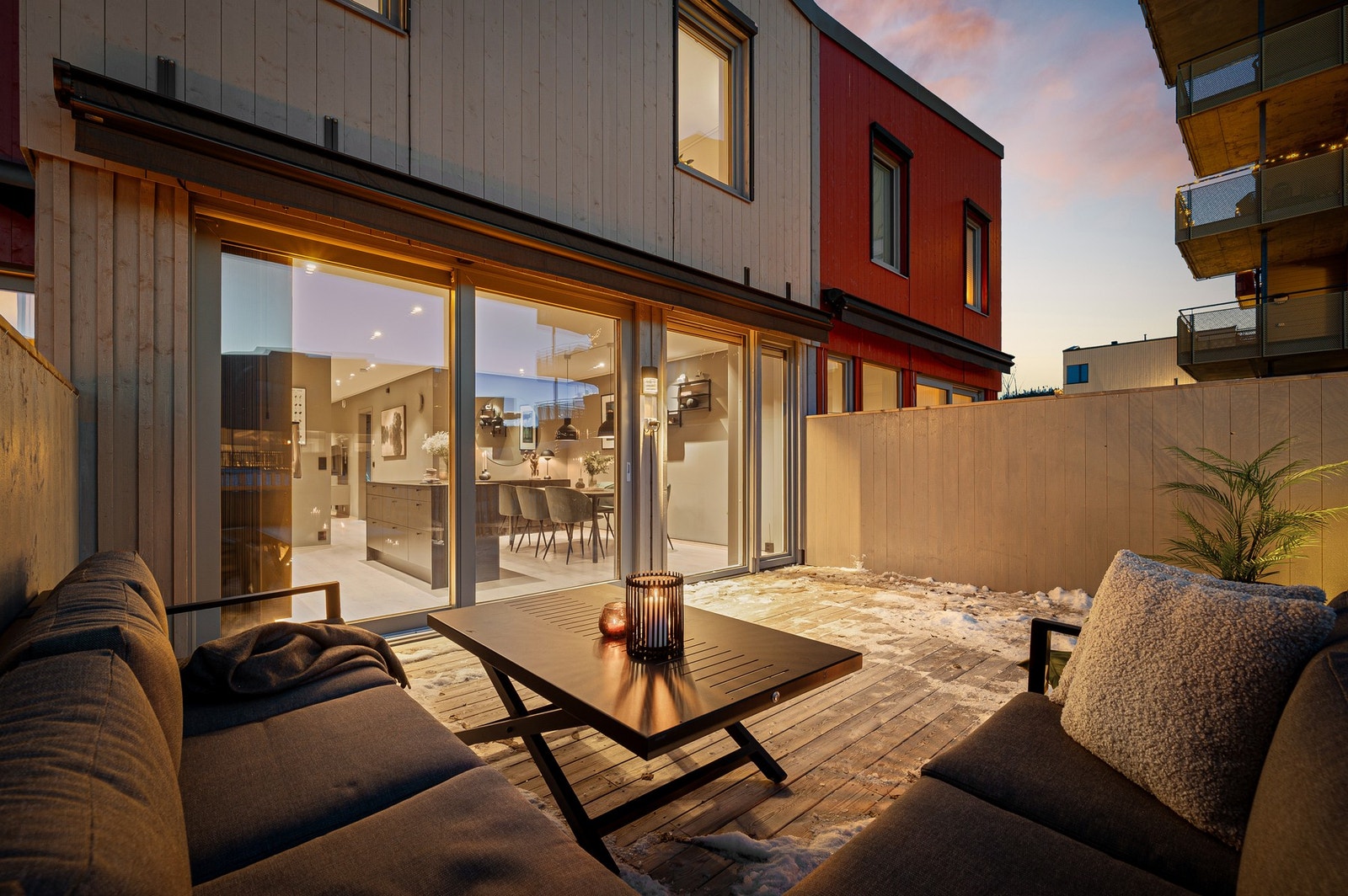 Rekkehuset har en flott beliggenhet i et svært ettertraktet boområde. Flott utsikt og gode solforhold store deler av dagen. Galleribilde