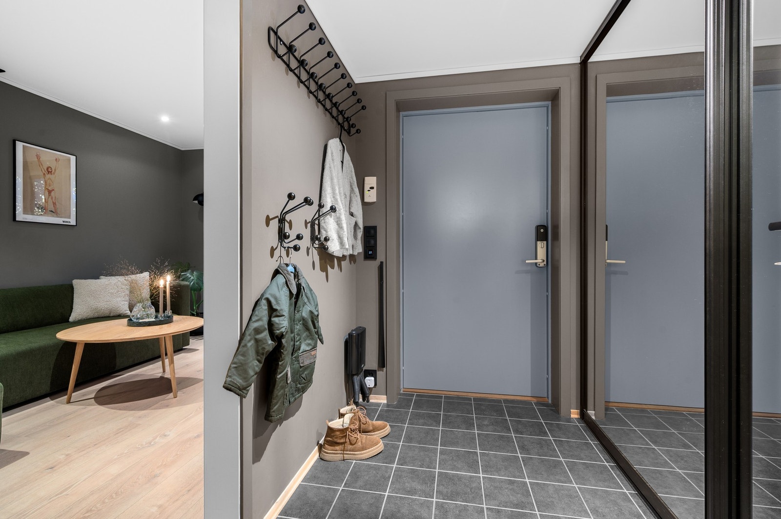 Her har man god plass til ytterklær og skotøy i skyvedørsgarderobe. Galleribilde