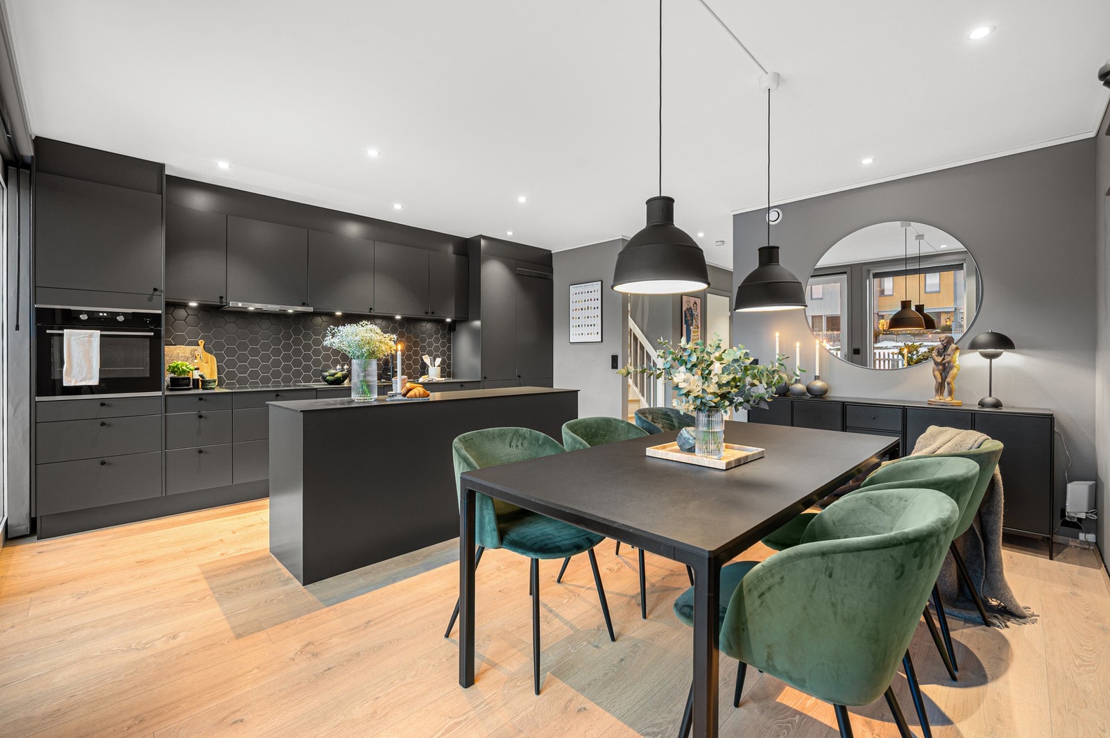 Moderne og stilrent kvalitetskjøkken fra Sigdal med mye skap- og benkeplass. Galleribilde