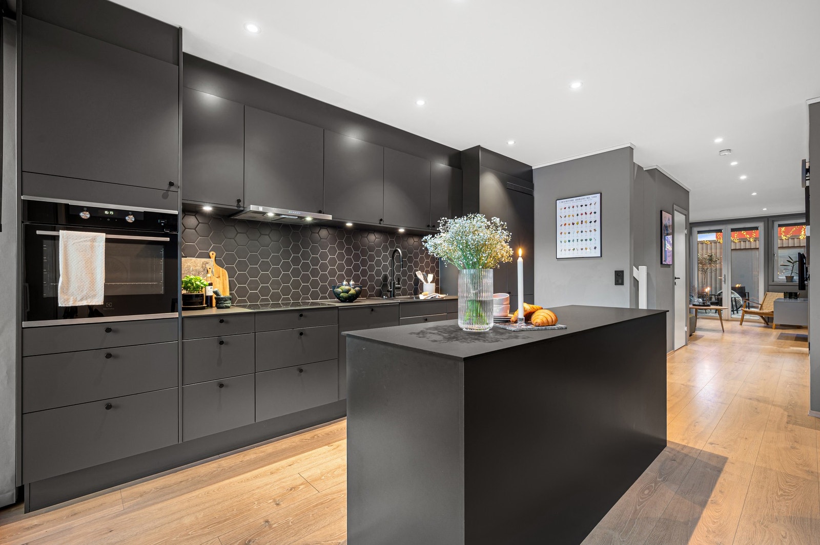 Kjøkkenet har integrerte hvitevarer og en praktisk kjøkkenøy - et flott samlingspunkt i hjemmet. Galleribilde