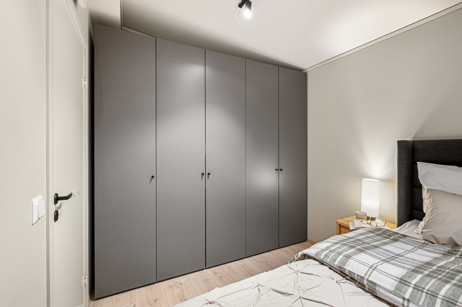 Hovedsoverommet er også utstyrt med garderobeskap og har god plass ønsket møblement. Galleribilde