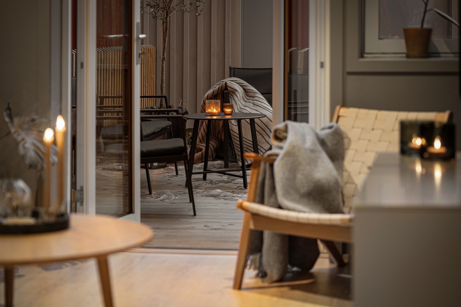 Fra stuen har man utgang til den østvendte markterrassen 17,6m² med sol fra ca. 08:00-14:00 på sommerstid. Galleribilde