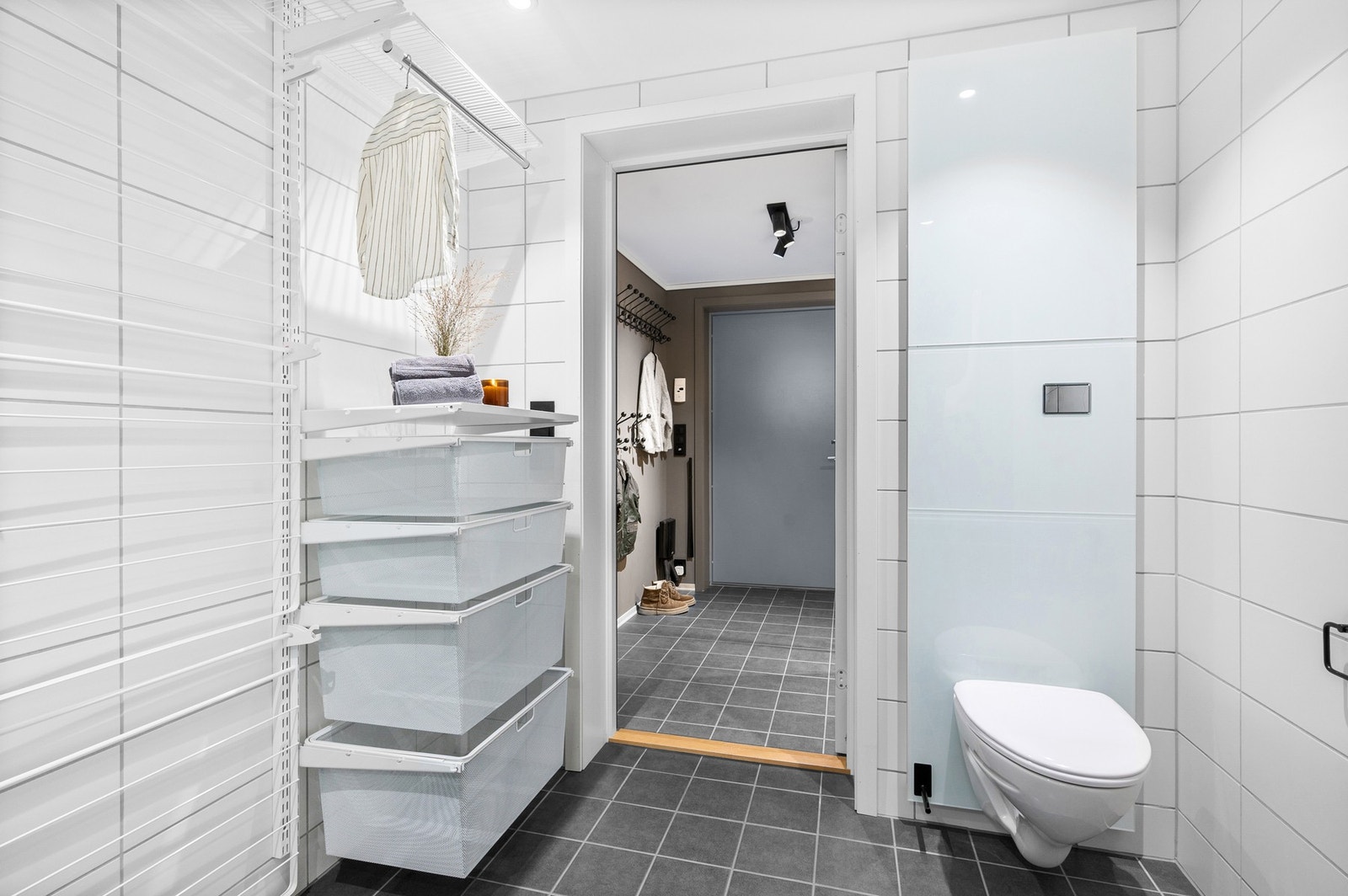 Rommet har en praktisk plassering i tilknytning til entré. Galleribilde