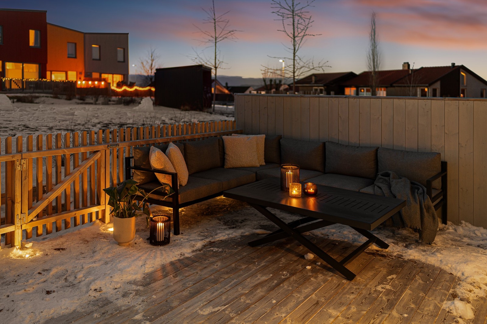 Boligens vestvendte terrasse er inngjerdet m/grind og har sol fra ca. 13:00-22:00 på sommerstid. Galleribilde