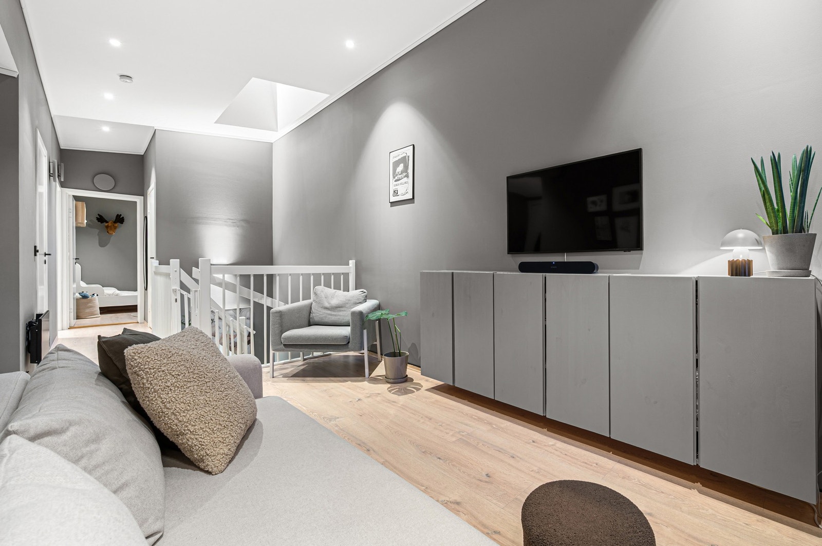 I 2. etasje finner du tre romslige soverom, en praktisk stue nummer to og et pent flislagt bad. Galleribilde