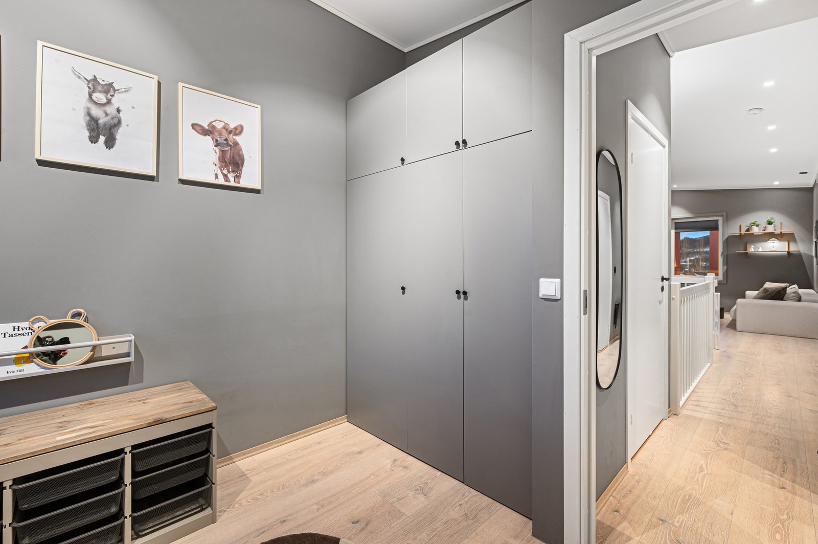 Rommet er utstyrt med garderobeskap og har god plass til ønsket soveromsmøblement. Galleribilde