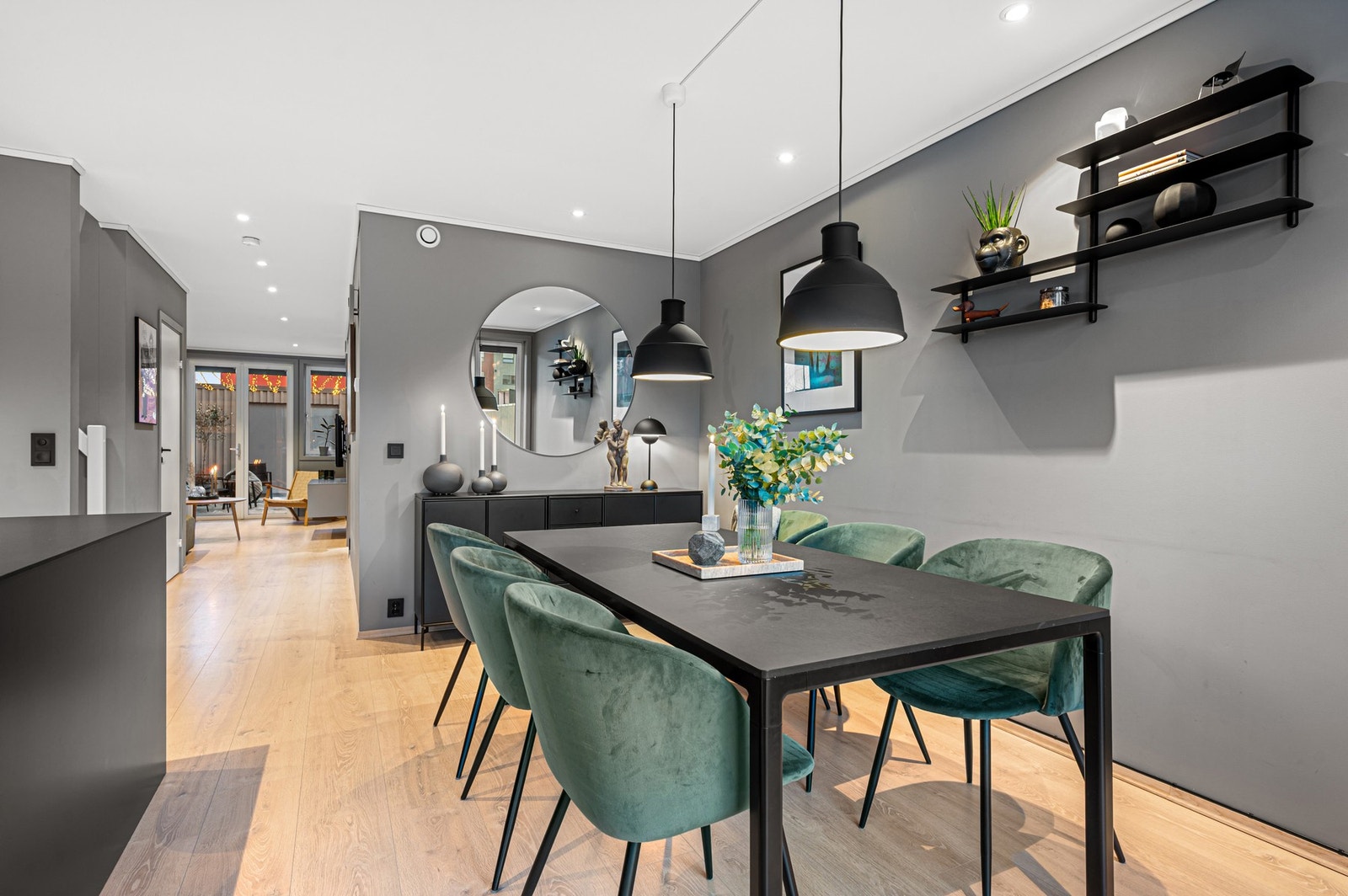 Spiseseksjonen finner sin naturlige plassering v/kjøkken og utgang til markterrassen. Galleribilde