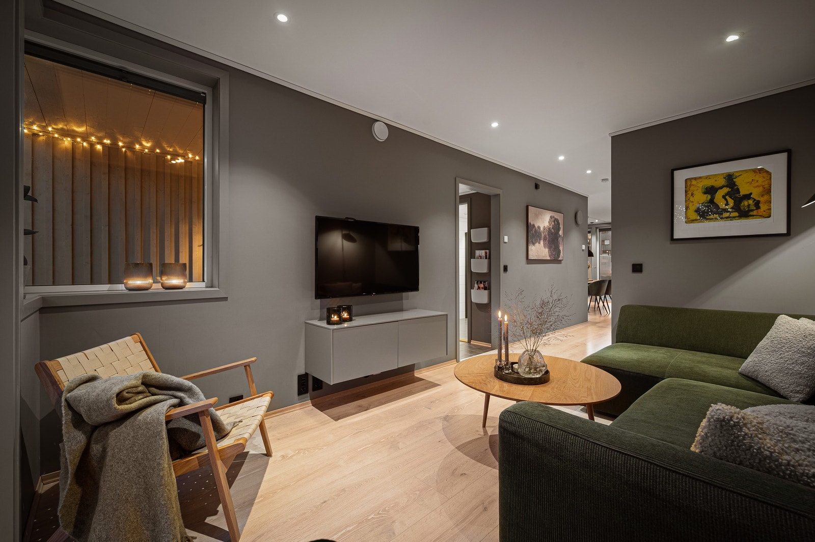 Rekkehuset er malt i stilrene og behagelige fargenyanser som gir et gjennomført uttrykk. Galleribilde