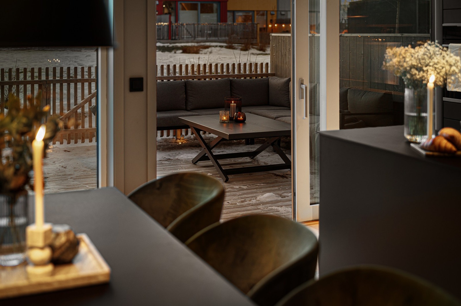 Detaljbilde fra spiseseksjonen med sømløs overgang til terrassen. I sommerhalvåret ligger alt til rette for sosiale sammenkomster med venner og familie. Galleribilde