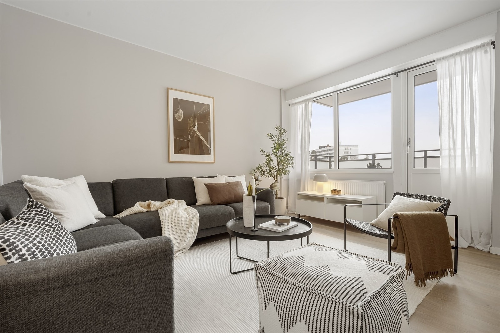 Hyggelig sofagruppe ved store vindusflater. Galleribilde