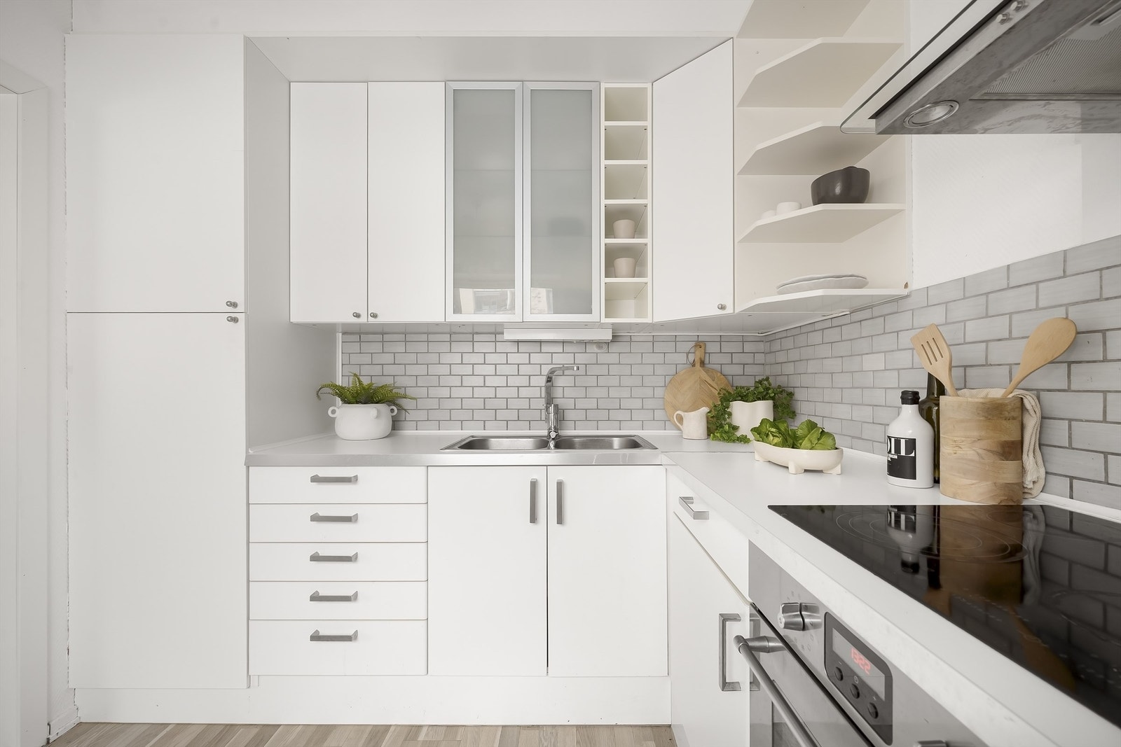 Kjøkkenet har mye skap- og benkeplass og passer perfekt for den kokke- eller bakeglade. Galleribilde