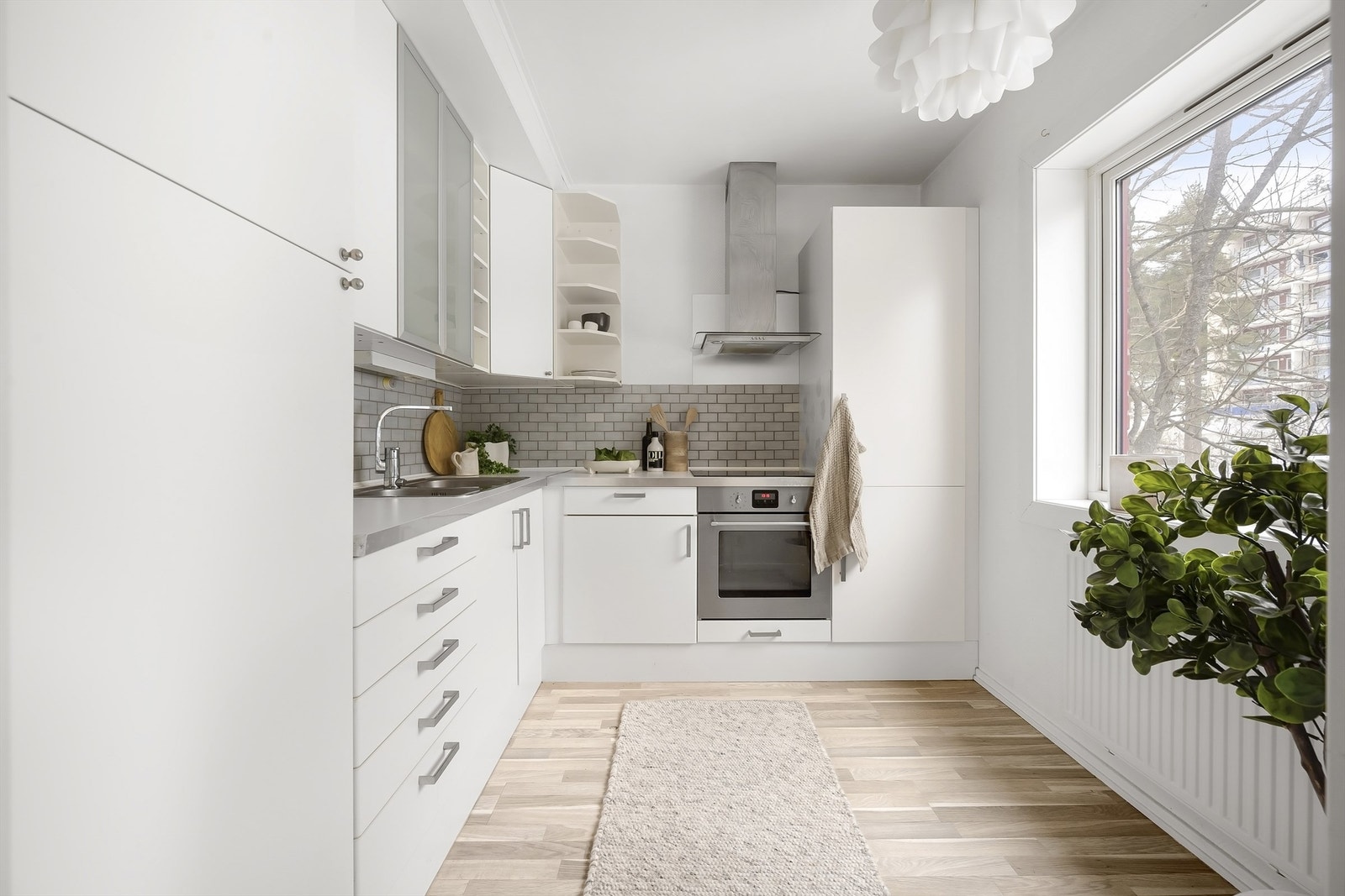 Pent kjøkken (2013) m/plass til spisebord ved vindu. Galleribilde