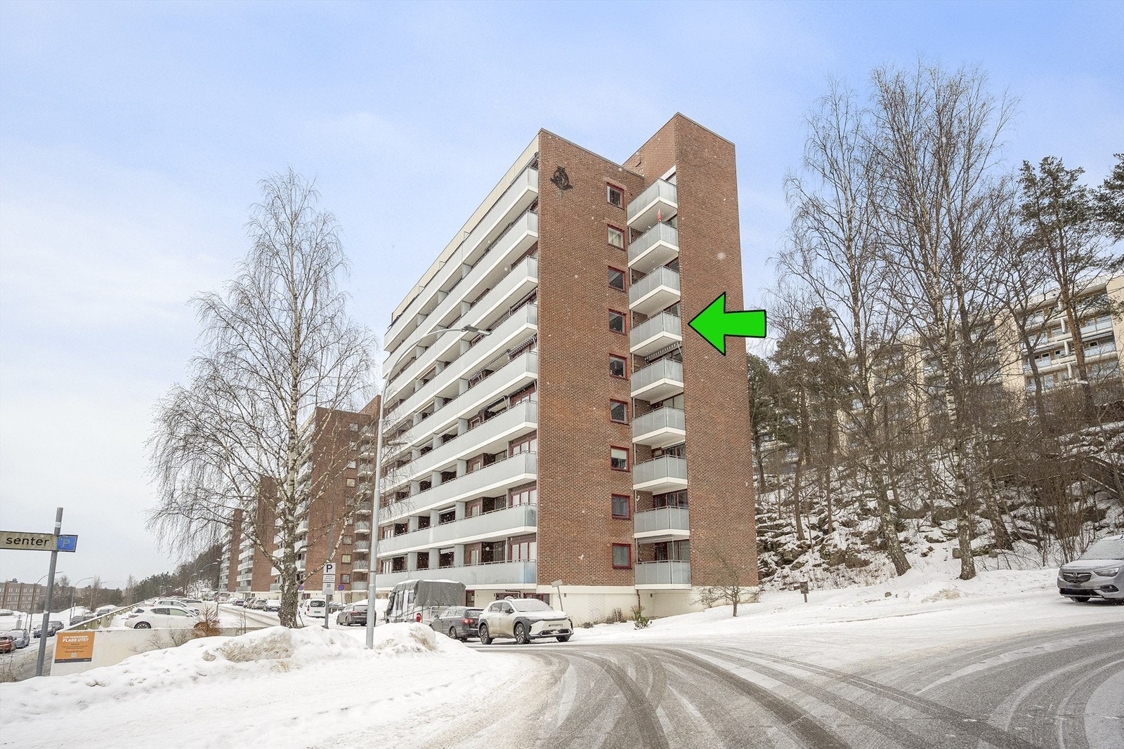 Blokkens fasade, og leilighetens beliggenhet. Galleribilde