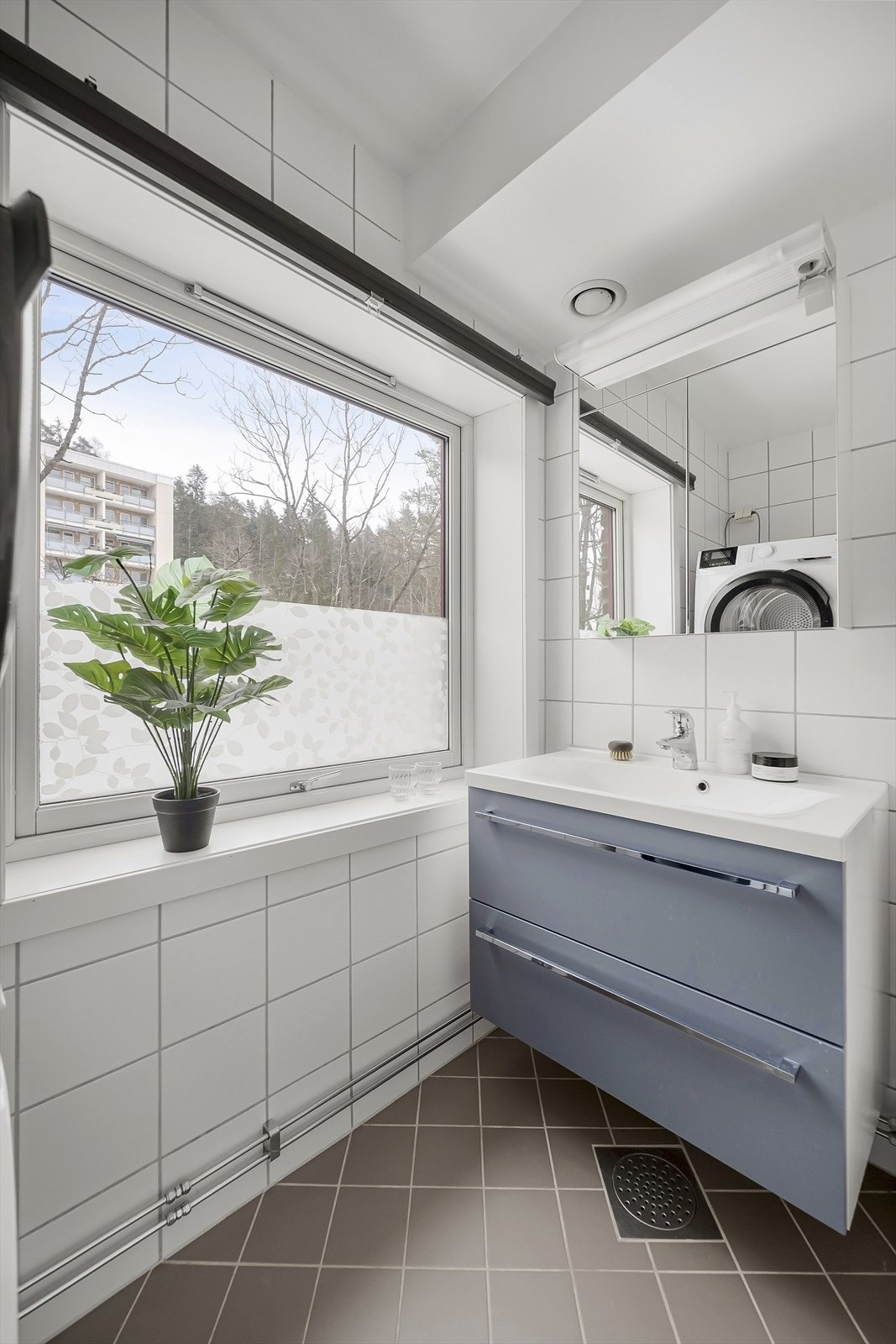 Flislagt bad/WC med varmekabler og flott mulighet for å lufte ut fuktigheten etter en dusj. Galleribilde