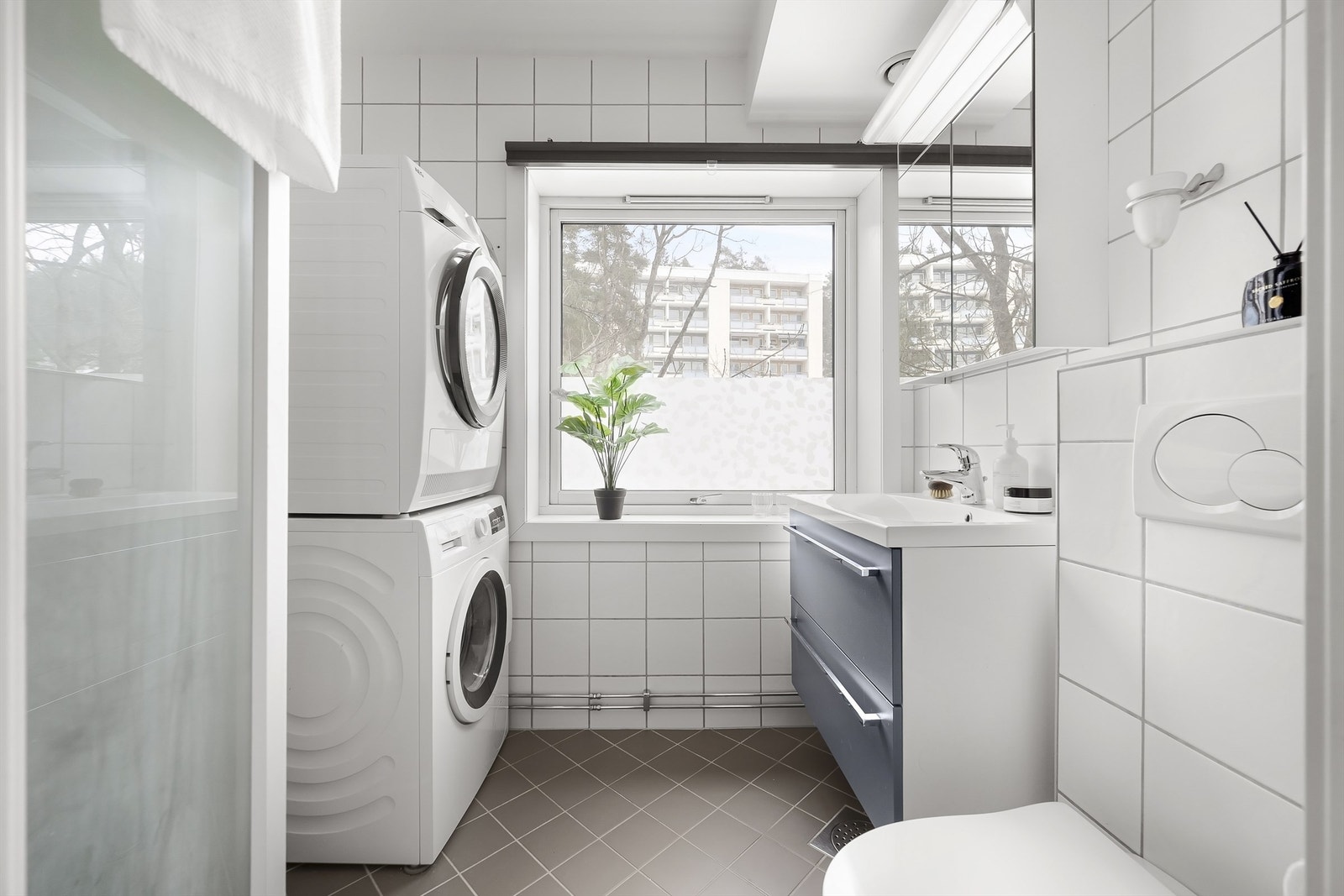 Pent tidløst bad/WC (2007) m/vindu, gulvvarme og opplegg for vaskemaskin.
Pusset opp i regi av borettslaget. Galleribilde