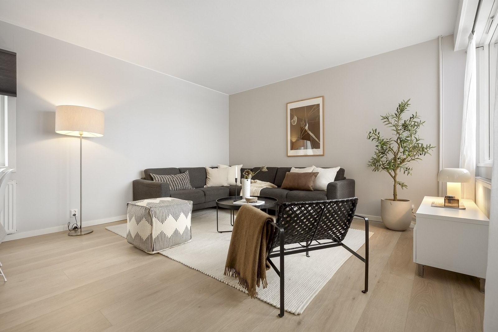 Her får du plass til en stor vinkelsofa. Galleribilde