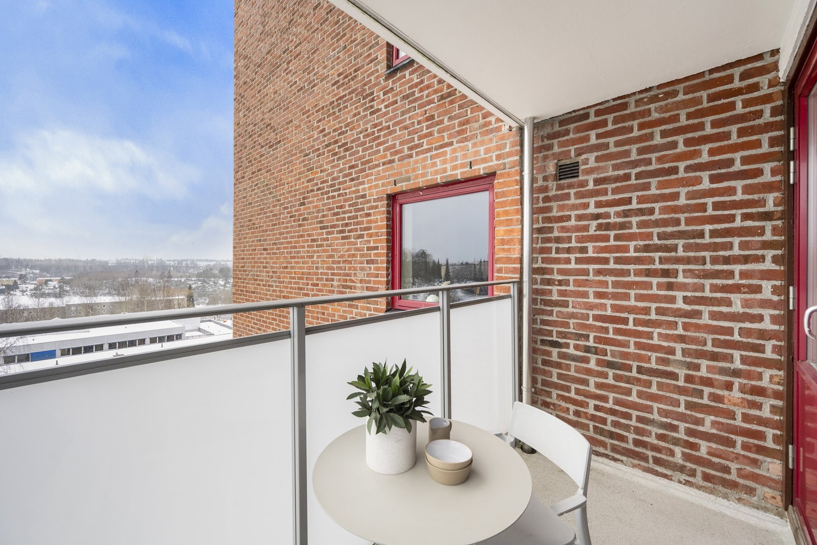 Romslig balkong med utgang fra stuen. Galleribilde