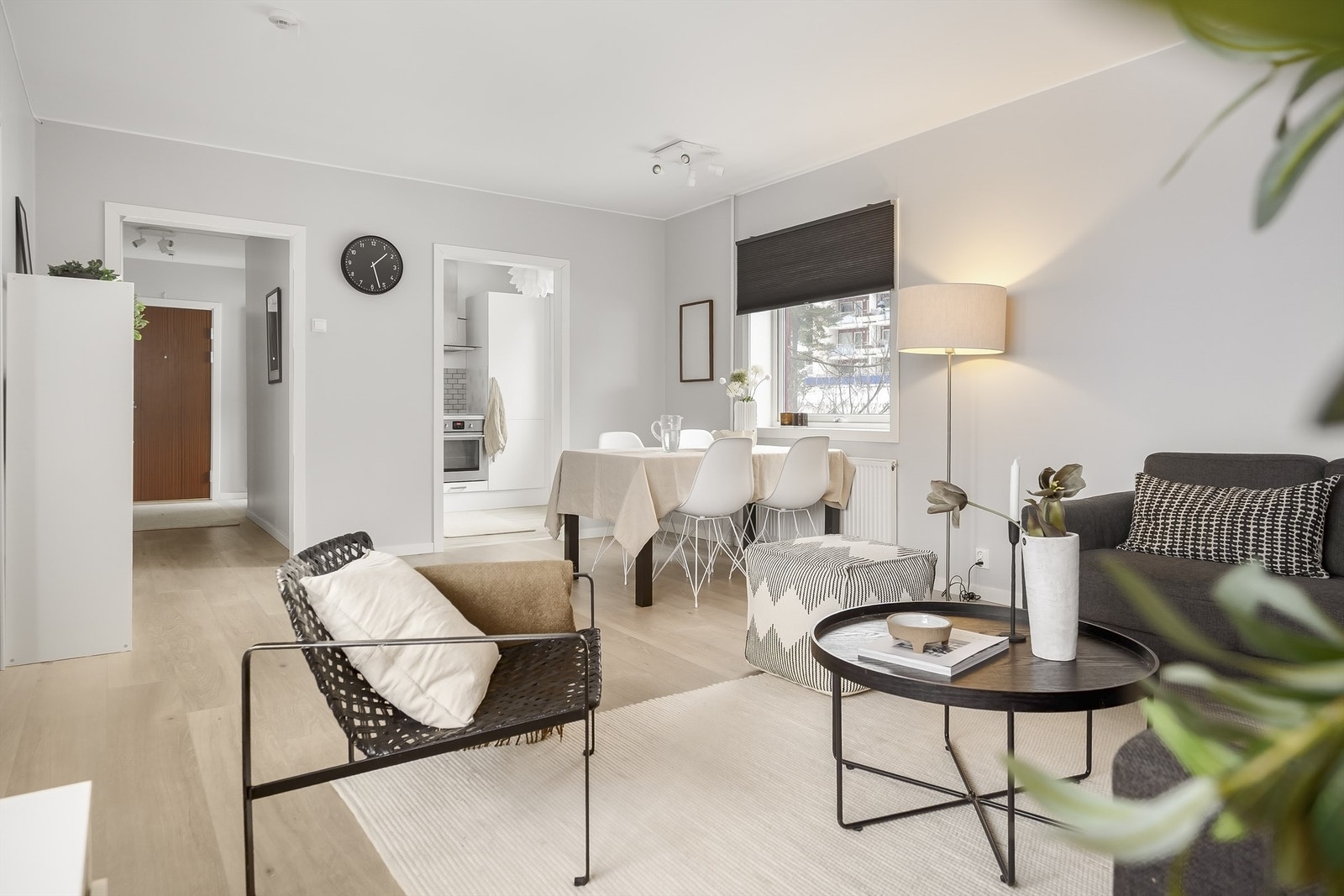 Stor og delikat stue med godt og gjennomgående lys- innslipp. Galleribilde