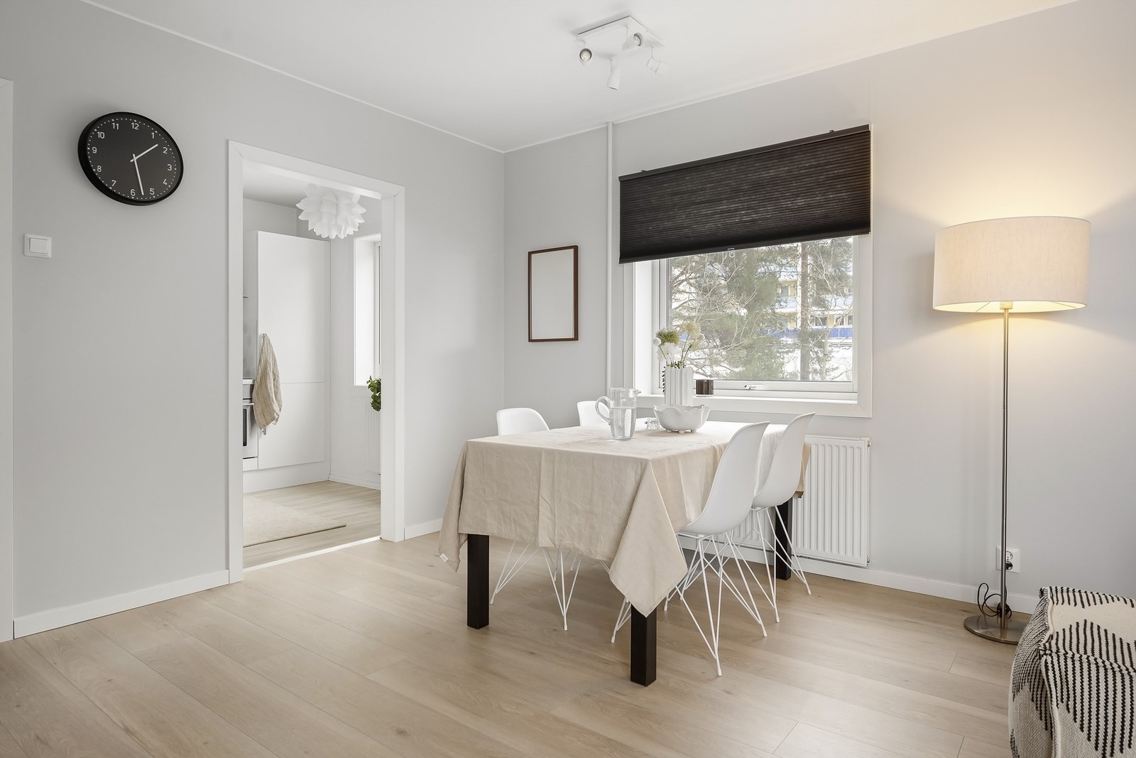 Rett utenfor kjøkkenet har du plass til spisestuemøbler ved det ekstra vinduet du får ved at det er en endeleilighet. Galleribilde