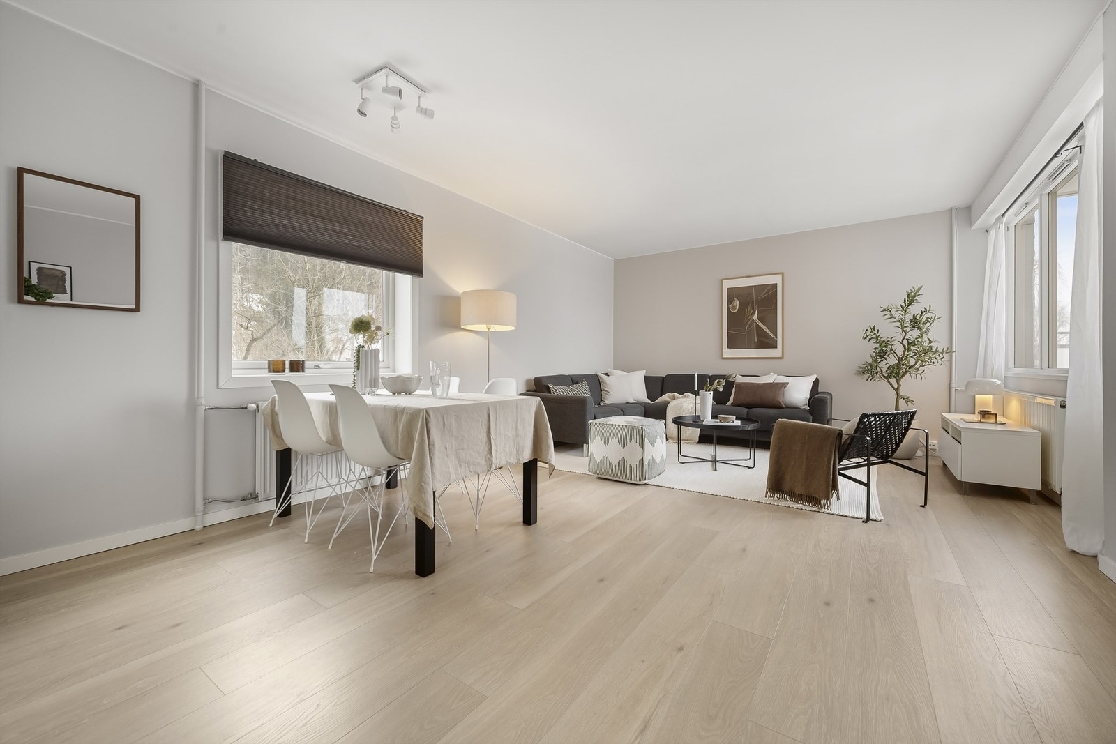 Stor og luftig stue med deilig gjennomgående lys. Galleribilde