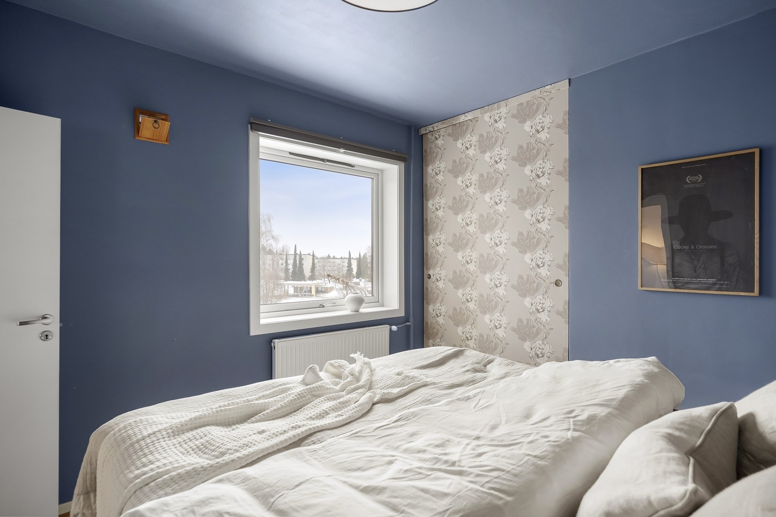 Romslig soverom med plass til stor dobbelseng med tilhørende nattbord. Galleribilde