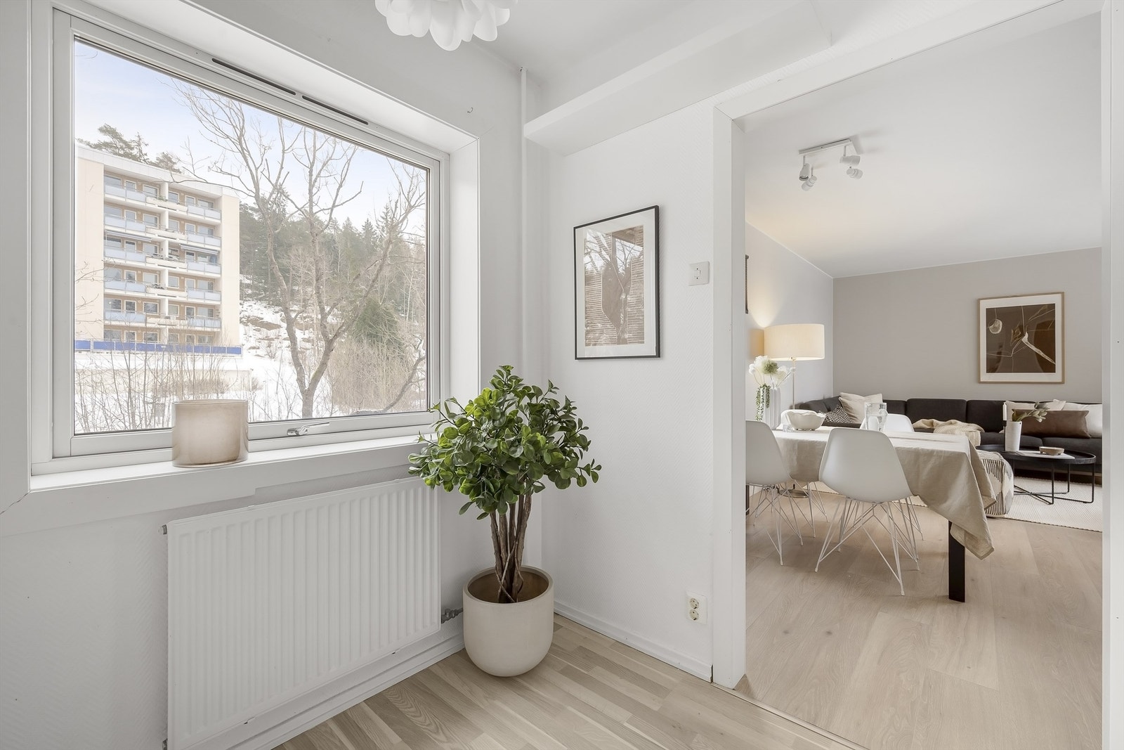 Fra stuen/spisestuen har du kjøkkenet like innenfor. Galleribilde