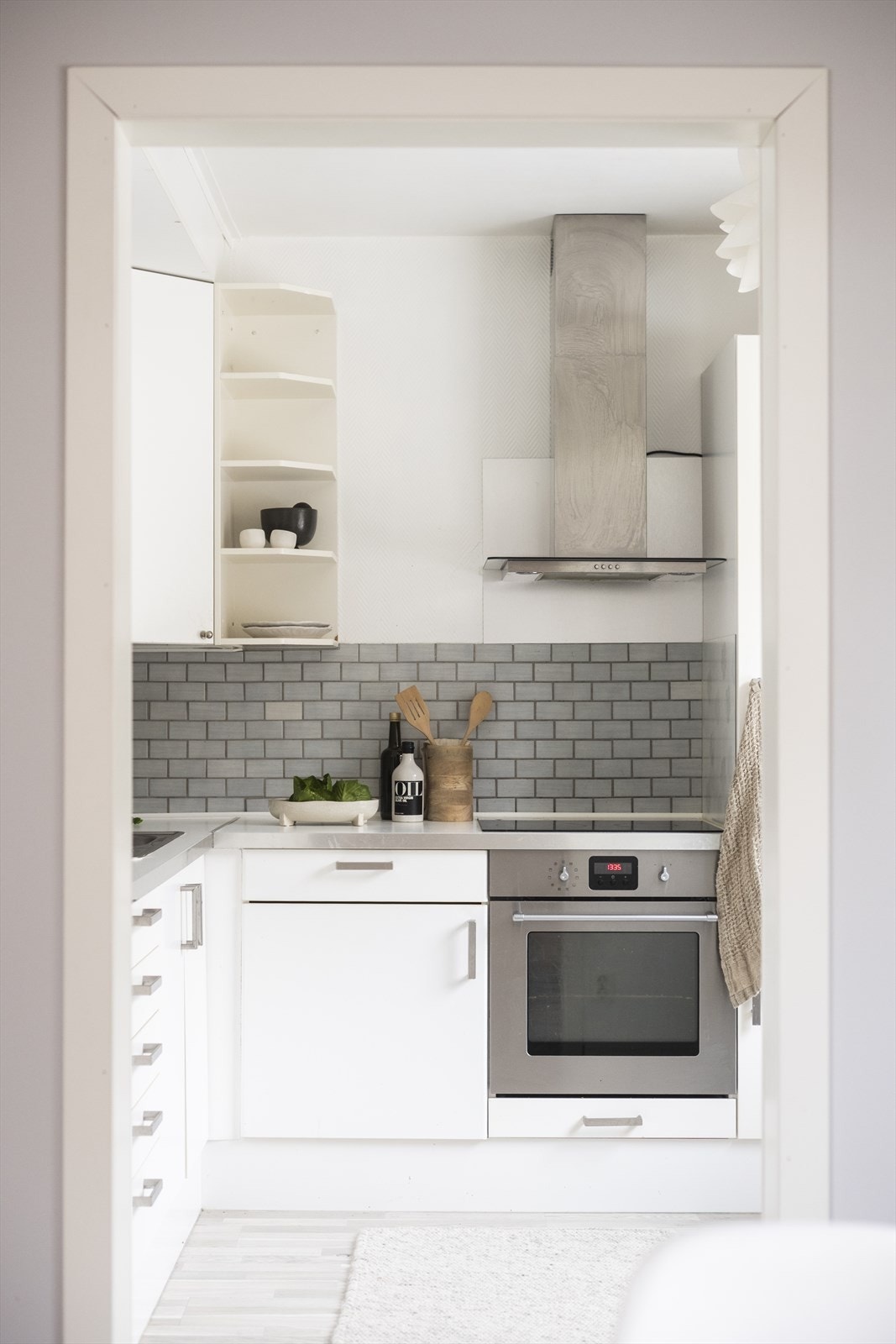 Pent, klassisk kjøkken med integrerte hvitevarer. Galleribilde