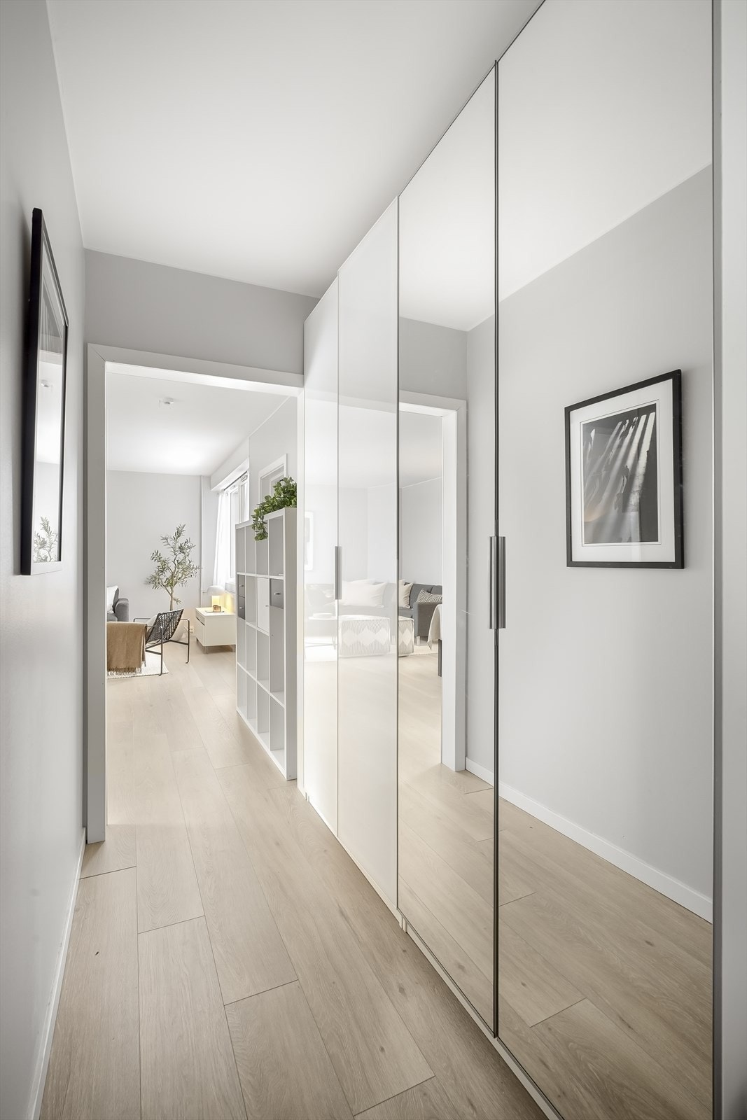 Entré, stor og romslig gang med god oppbevaring i flere garderobeskap. Galleribilde