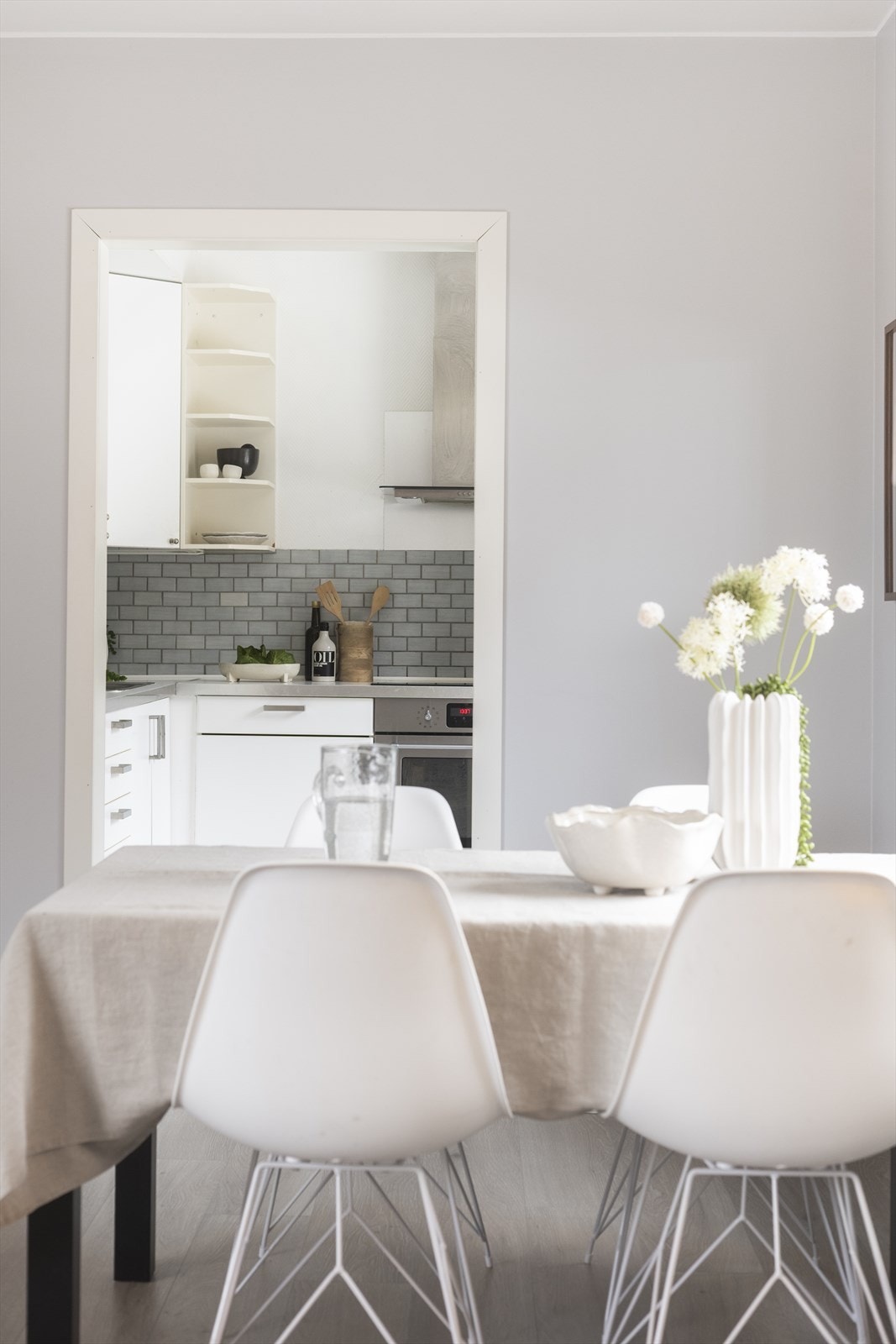 Kjøkken og spiseplass i stuen. Galleribilde