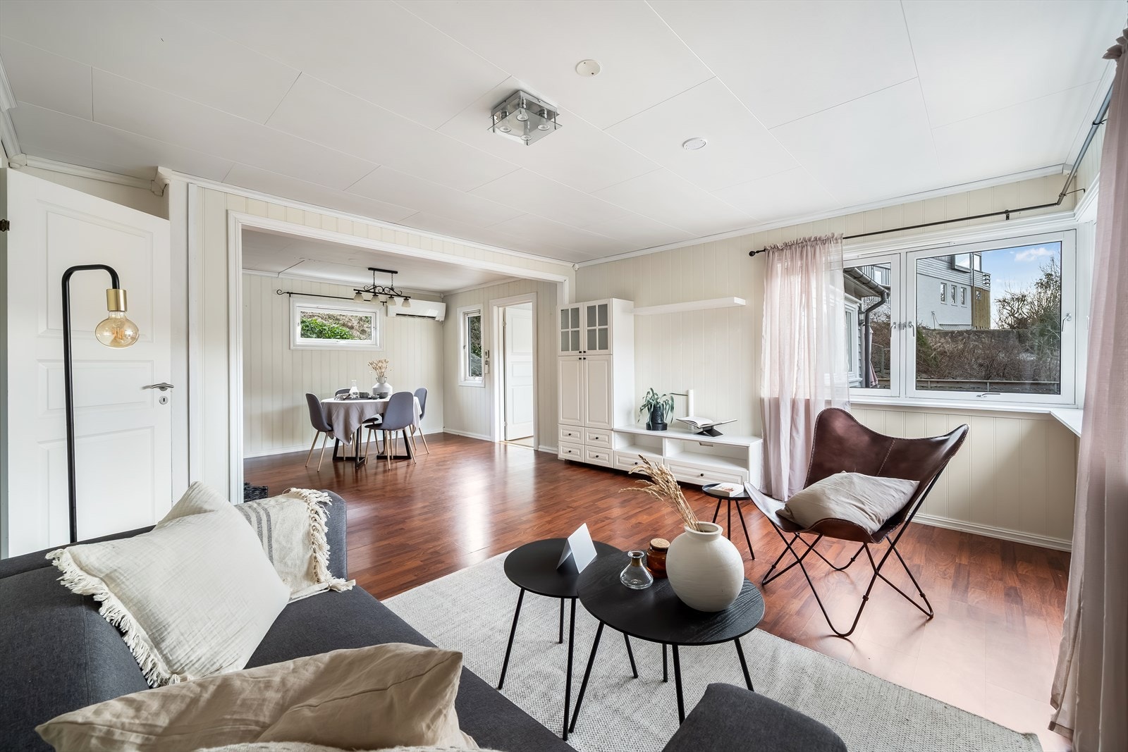 Velkommen inn. Lys og trivelig stue. Galleribilde