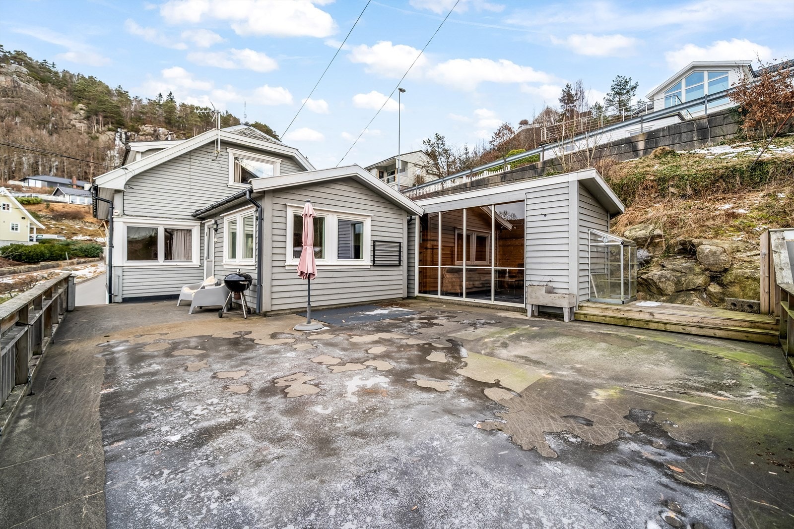 Romslig terrasse med hagestue. Galleribilde