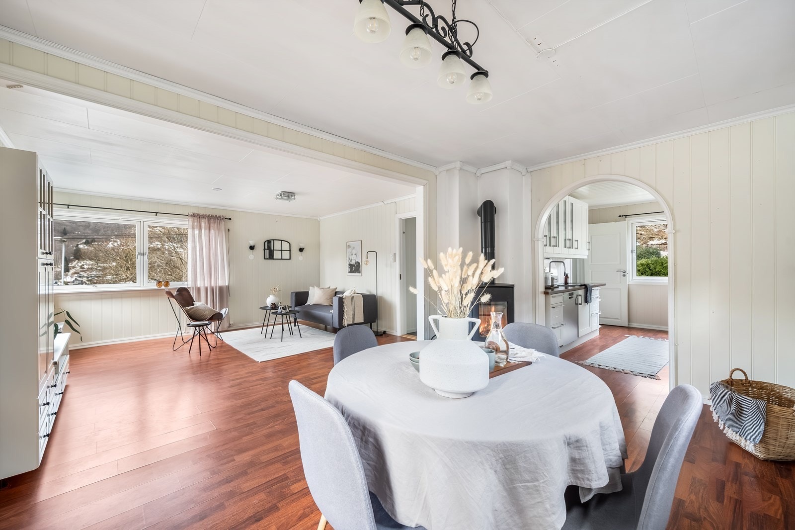 Stue med adkomst til kjøkken. Galleribilde